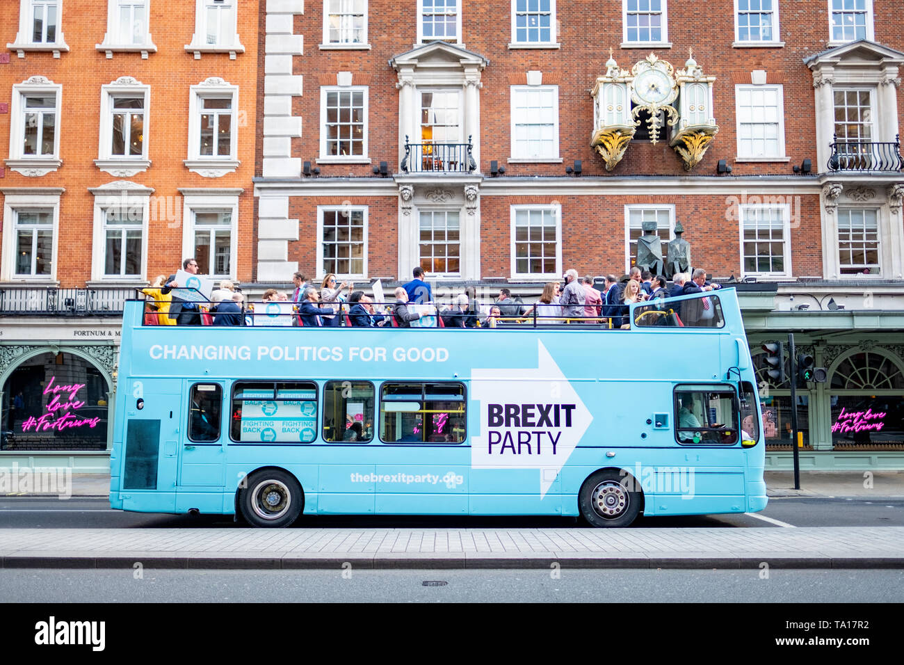 Londra - 21 Maggio 2019: Il partito Brexit bus sulla Piccadilly situato nel West End di Londra- di campagna elettorale in vista delle prossime elezioni europee Foto Stock