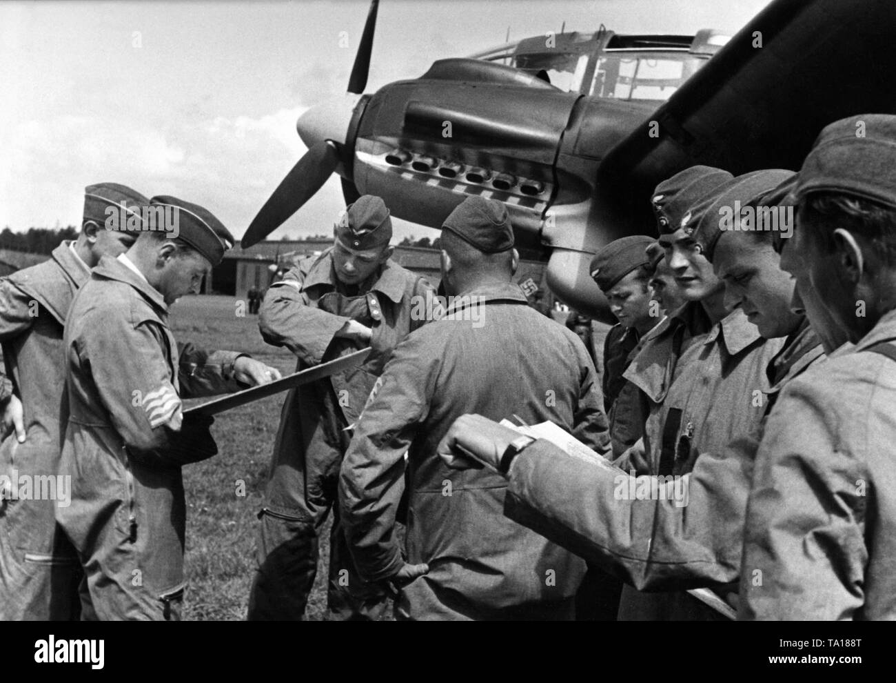 Tra 1-03/08/1939 Luftflotte II manovre aeree sono state tenute a Jever airbase con la partecipazione del Luftgau (Air Force comando amministrativo) Hannover e Muenster nella zona Delmenhorst-Cleve-Quakenbrueck-Oldenburg manovre aeree. La figura mostra gli equipaggi di aerei bombardieri quando si studiano le mappe prima di iniziare la pratica. Foto Stock