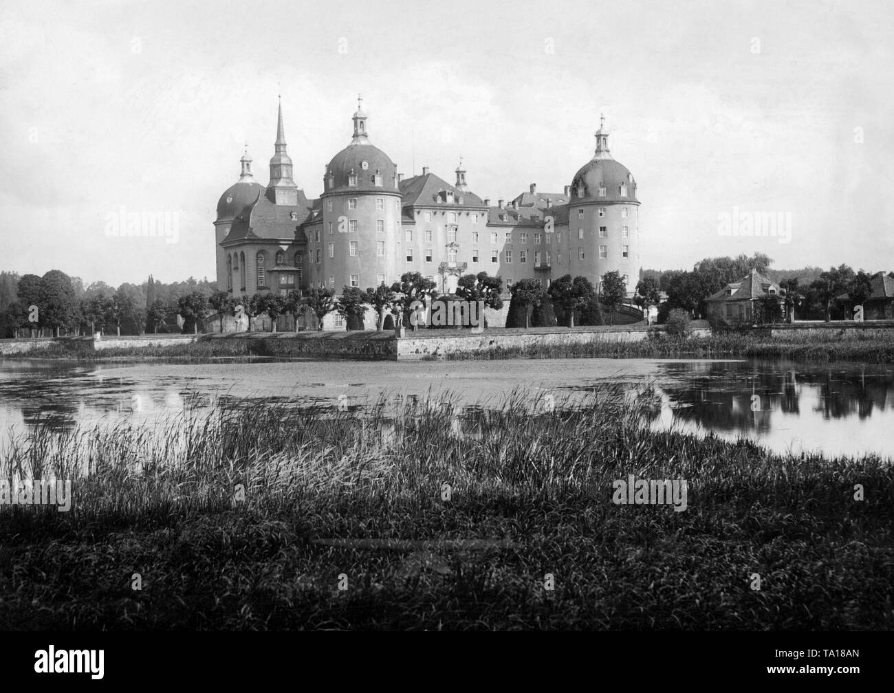 Vista sull'acqua sul Moritzburg castello di caccia di Moritzburg vicino a Dresda, Sassonia. Re Agosto il Forte di Sassonia ha iniziato la costruzione del complesso in stile barocco nel 1703 su un isola artificiale. Foto Stock