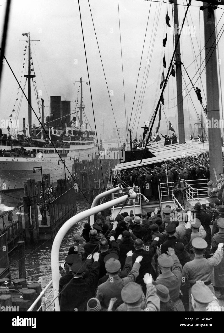 A bordo del 'Hein Godenwind', un ostello della gioventù nel porto di Amburgo, il Reichsleiter (Reich leader) del lavoro tedesco anteriore, Robert Ley (centrale), si congeda il KdF flotta in partenza per una vacanza a Madeira. Sulla sinistra la nave da crociera 'Der Deutsche'. Foto Stock