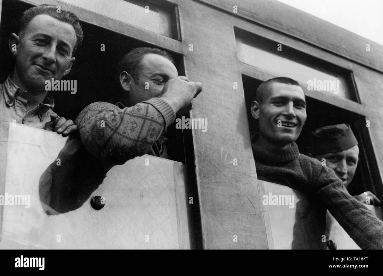 In Chalon-sur-Saone sulTedesco-francese linea di demarcazione: Francese di prigionieri di guerra ascoltare un discorso di S.Ex. M. Scapini, l ambasciatore della libera regione Francese nel sud della Francia. I soldati sono stati rilasciati dalla prigionia per motivi di salute e sono ora in fase di rimpatriati. Foto Stock