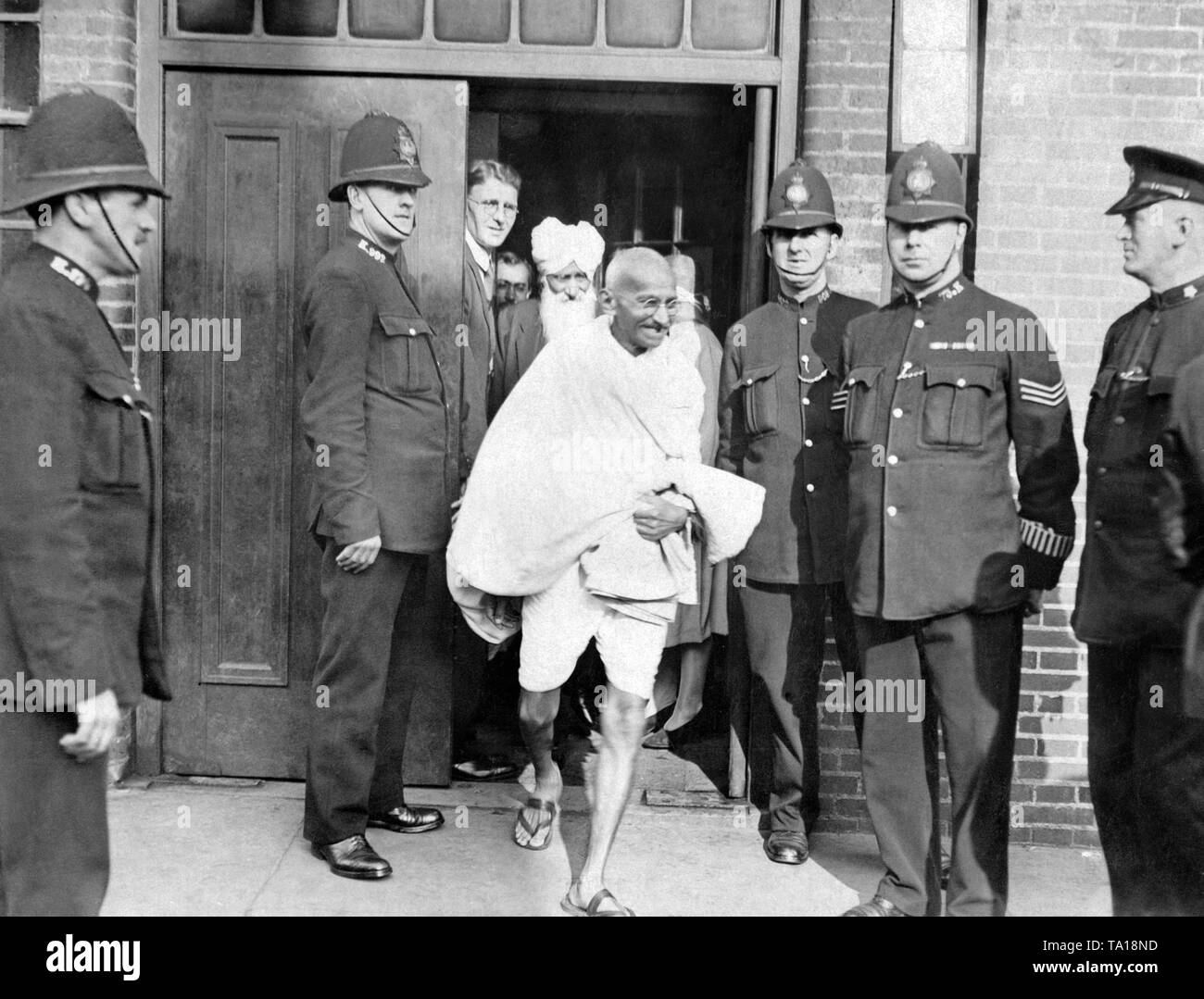 Il Mahatma Gandhi lascia il palazzo di giustizia a seguito di una querela contro di lui. Foto Stock