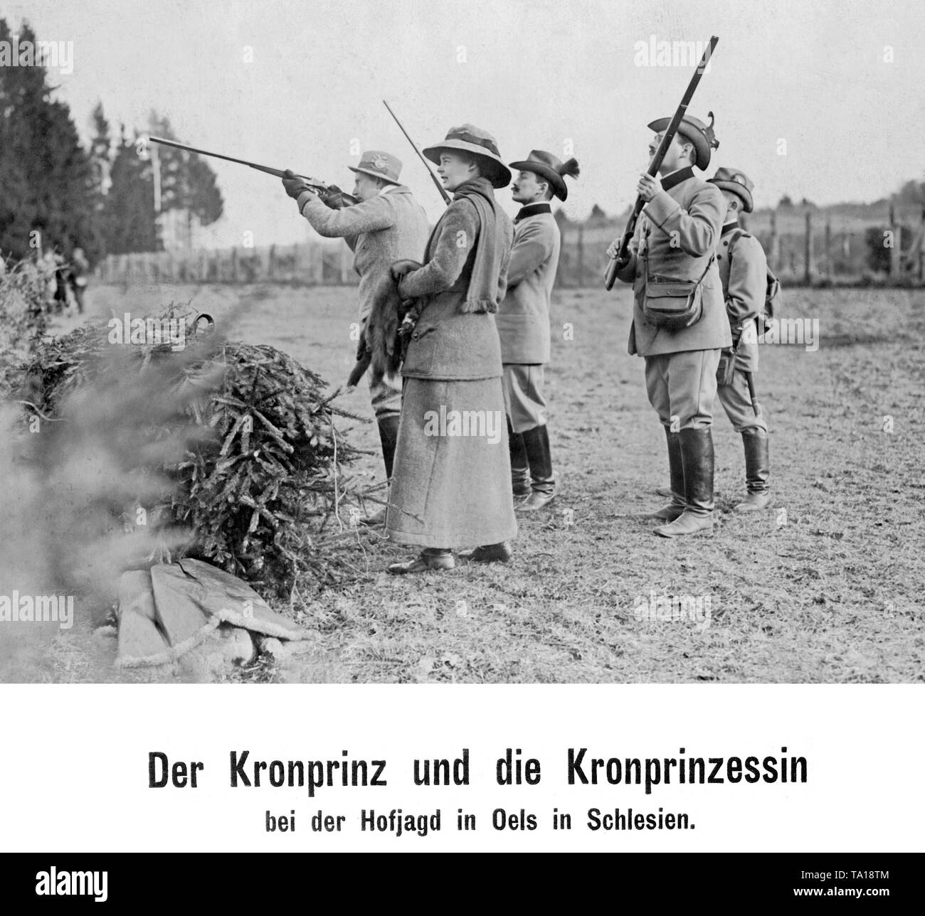 Il principe ereditario Wilhelm (sinistra dietro) e Crown Princess Cecilie di Mecklenburg su un fagiano caccia. Foto Stock