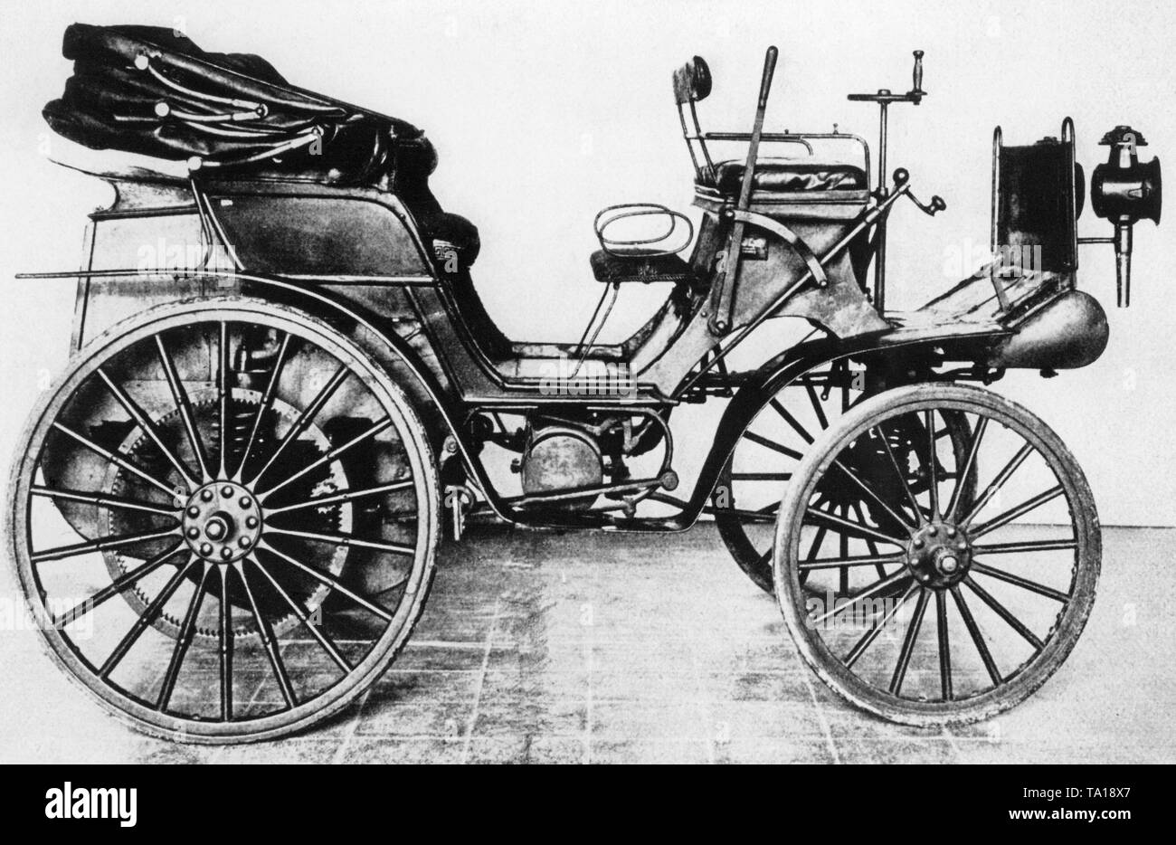La Daimler 'Motorkutsche' ('motore carrello') con due cilindri del motore e tre hp. Foto Stock
