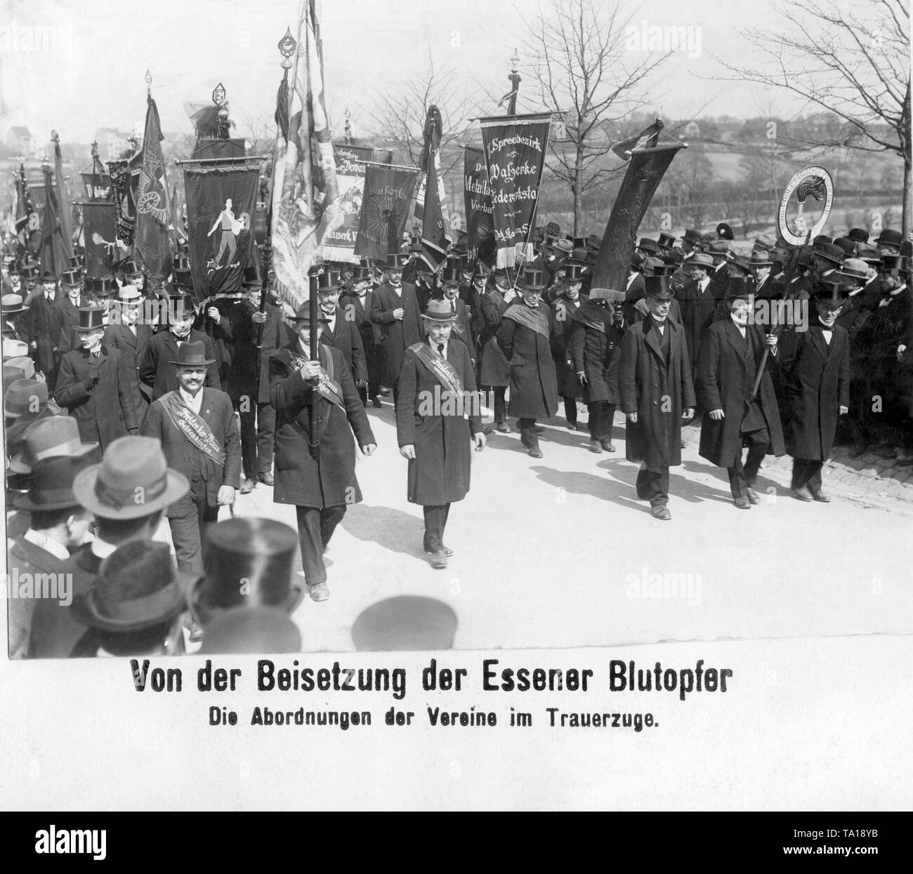 Nel corteo funebre per la Krupp dipendenti sparato dai soldati francesi, singoli distacchi di associazioni hanno sfilato anche per esprimere le loro condoglianze. Nella foto, i membri di proletario individualisti, metallo lavoratori come pure la individualisti' Association Gelsenkirchen. Foto Stock