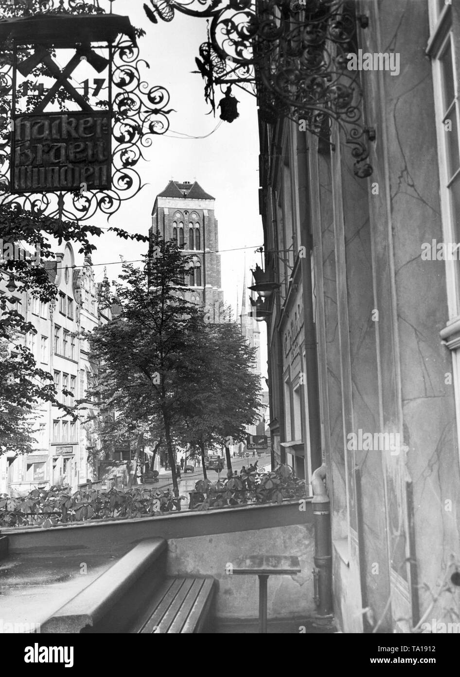 Questa ripresa del fotografo Schwahn mostra la vista dalla Joppengasse sulla torre della chiesa di St. Mary. Foto Stock