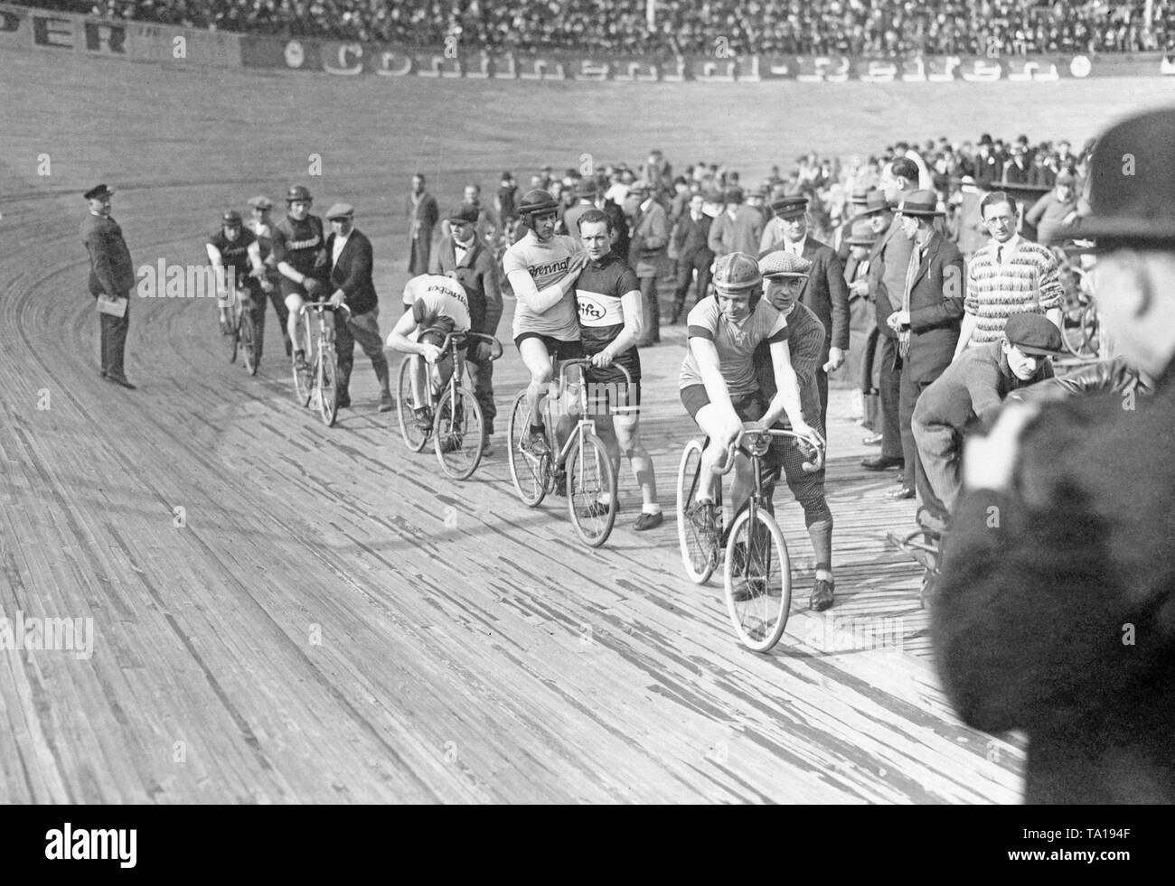 I piloti di ciclismo su pista gara ottenere pronto per l'inizio sulla pista ciclabile in Berlin Ruett-Arena. Foto Stock