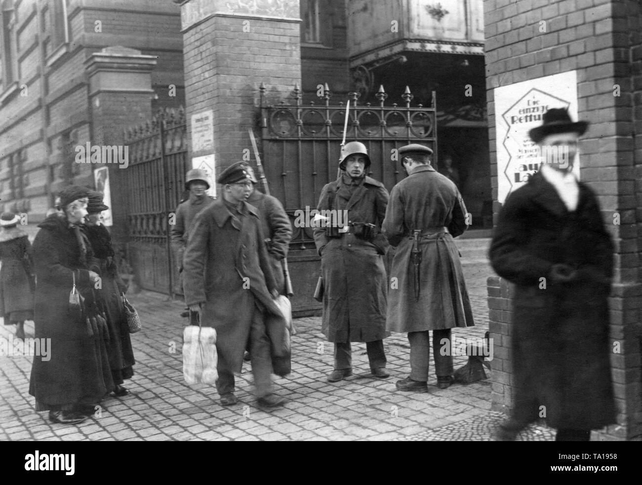 Al fine di proteggere i prodotti alimentari da saccheggi durante la rivolta di gennaio, vi sono posti di guardia di fronte alla latteria C. Bolle in Berlin-Moabit. Le truppe sono probabilmente membri dei Freikorps Reinhard. Foto Stock