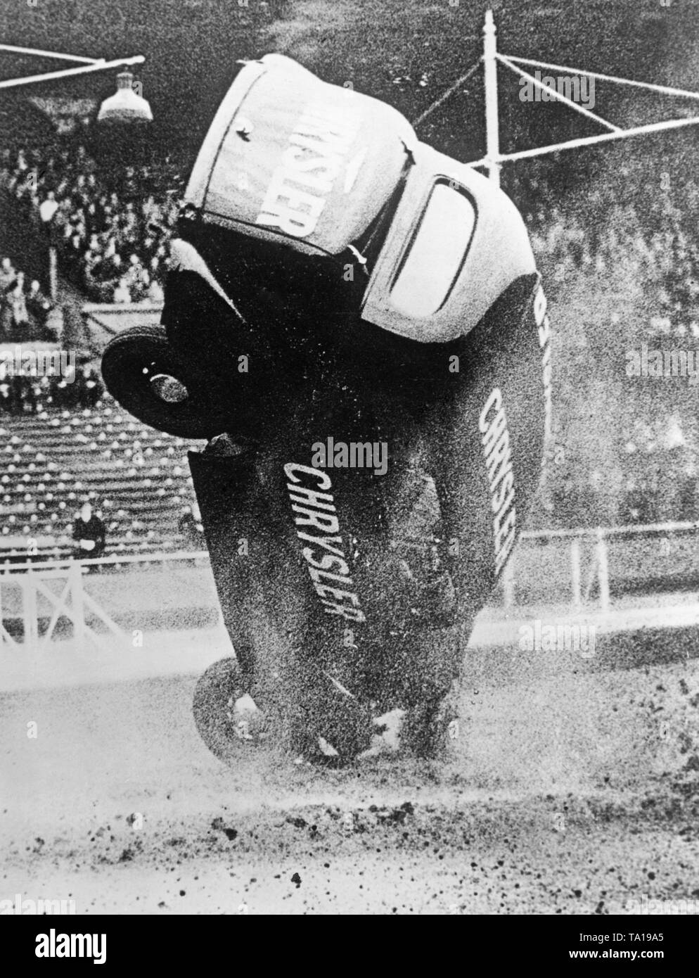 La durata di una Chrysler viene dimostrato in occasione di un evento in stadio di Wembley a Londra. Foto Stock