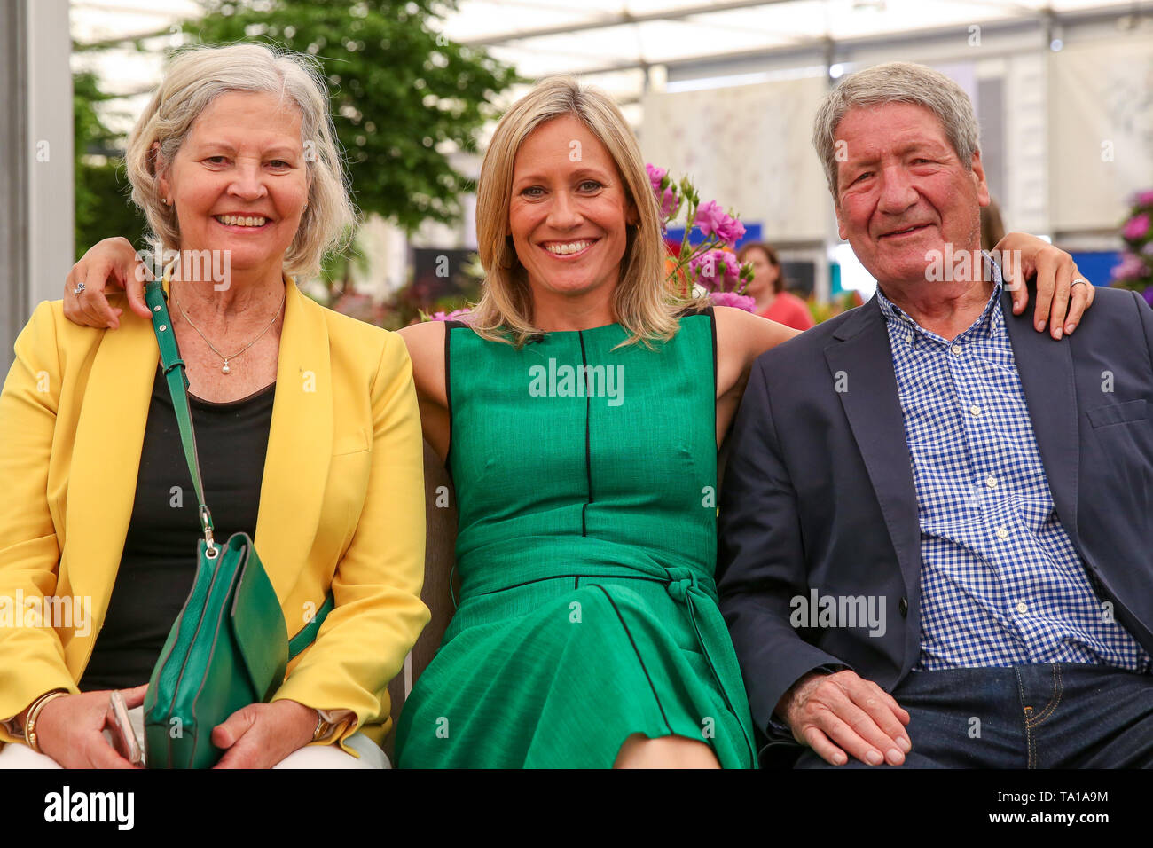 Sophie Raworth visto con i suoi genitori durante il Chelsea Flower Show. Il Royal Horticultural Society Chelsea Flower Show è un giardino annuali mostrano che oltre cinque giorni nella motivazione del Royal Hospital Chelsea nella zona ovest di Londra. La mostra è aperta al pubblico dal 21 maggio fino al 25 maggio 2019. Foto Stock