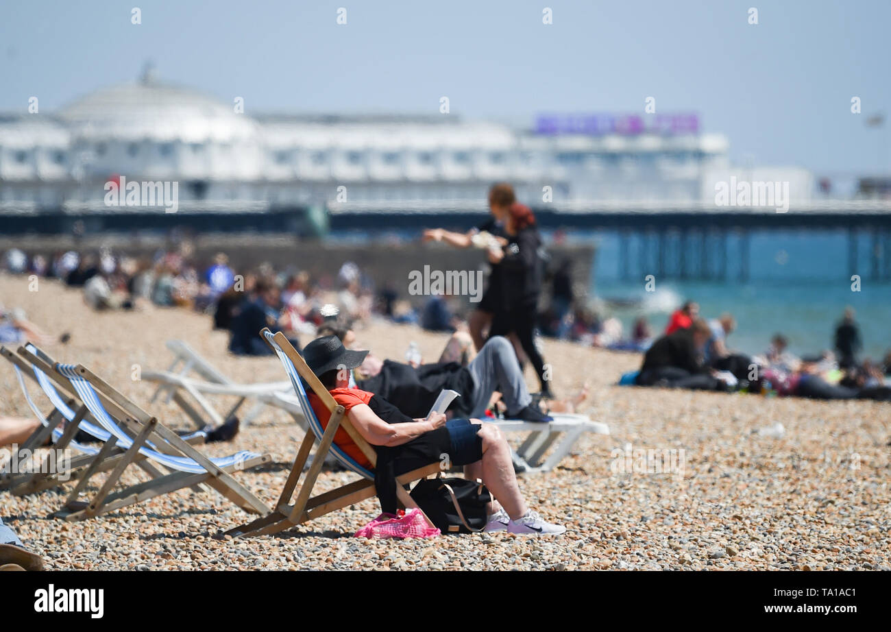 Brighton Regno Unito 21 maggio 2019 - Visitatori godetevi le calde giornate di sole sulla spiaggia di Brighton oggi con esso meteo ottenere calda nel giro di un paio di giorni in tutta la Gran Bretagna . Credito : Simon Dack / Alamy Live News Foto Stock