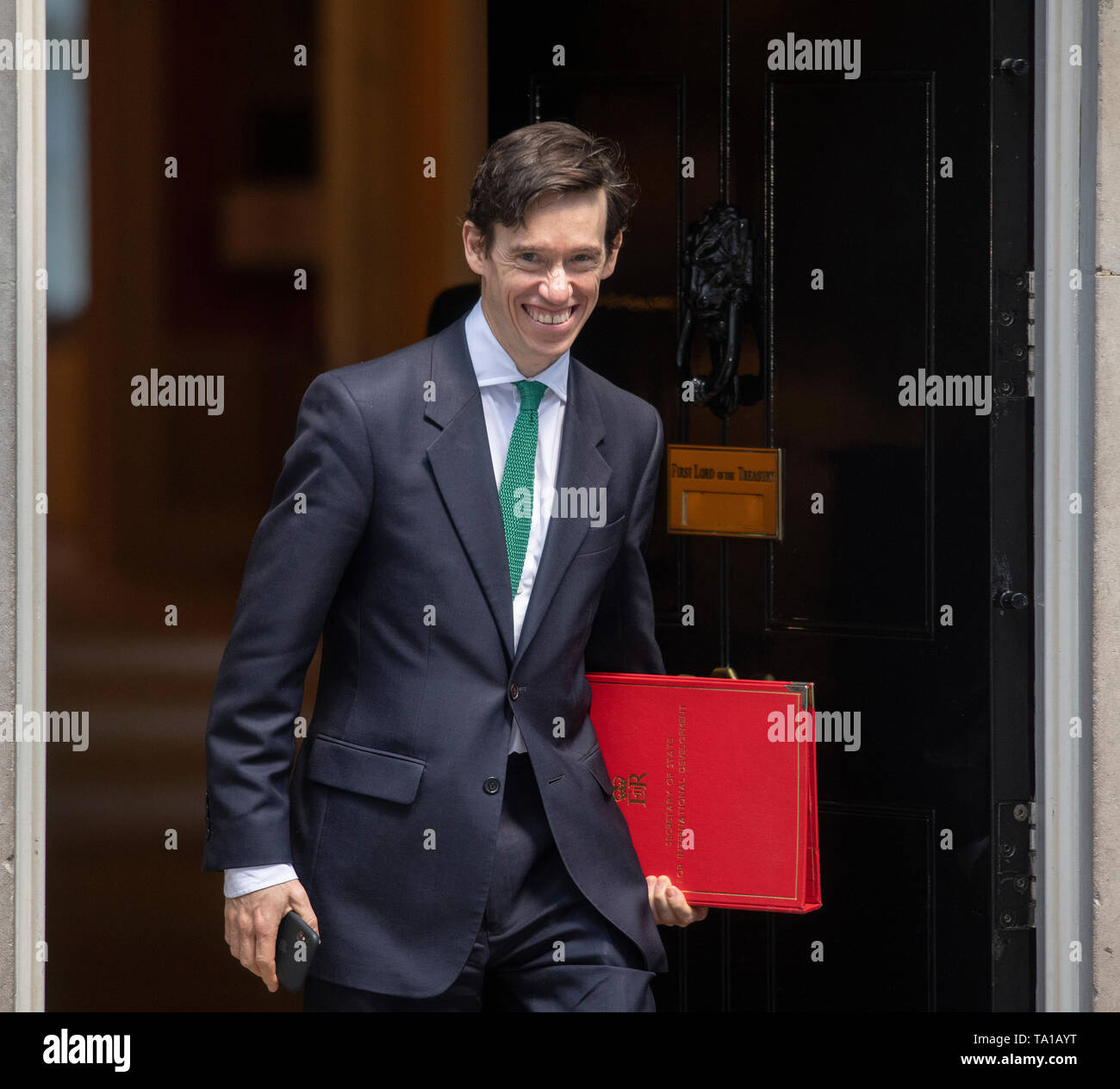 A Downing Street, Londra, Regno Unito. 21 maggio 2019. Rory Stewart, Segretario di Stato per lo Sviluppo Internazionale, Sviluppo Internazionale Segretario lascia Downing Street dopo settimanale di riunione del gabinetto. Credito: Malcolm Park/Alamy Live News. Foto Stock
