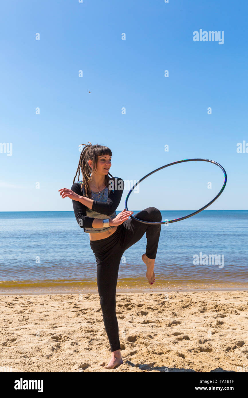 Enfield, Bournemouth Dorset, Regno Unito. 21 maggio 2019. Regno Unito: meteo bella calda mattina di sole come Lottie Lucid esegue il suo hula routine di cerchiatura sulla spiaggia di Enfield, godersi il caldo clima soleggiato. Credito: Carolyn Jenkins/Alamy Live News Foto Stock