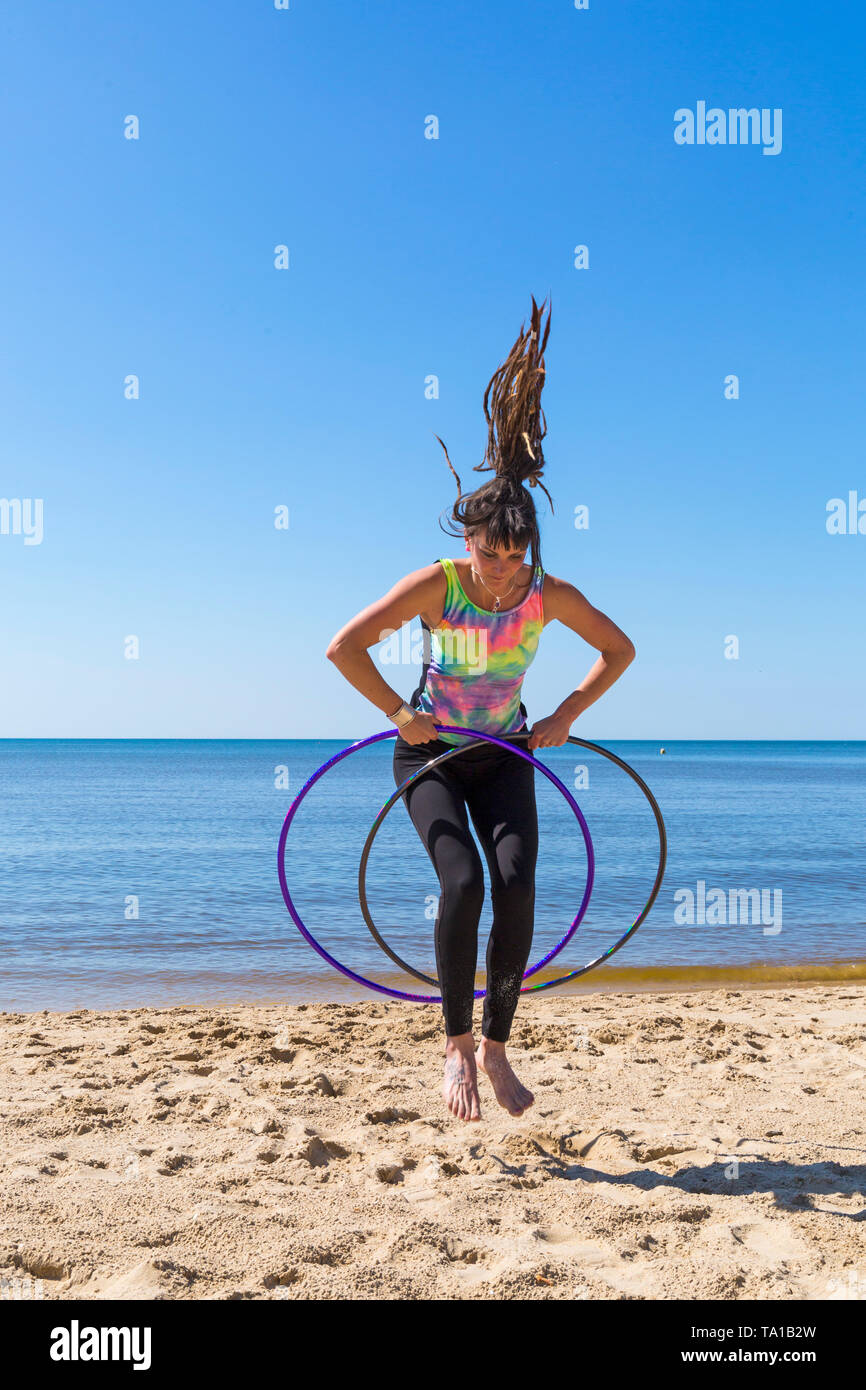 Enfield, Bournemouth Dorset, Regno Unito. 21 maggio 2019. Regno Unito: meteo bella calda mattina di sole come Lottie Lucid esegue il suo hula routine di cerchiatura sulla spiaggia di Enfield, godersi il caldo clima soleggiato. Credito: Carolyn Jenkins/Alamy Live News Foto Stock