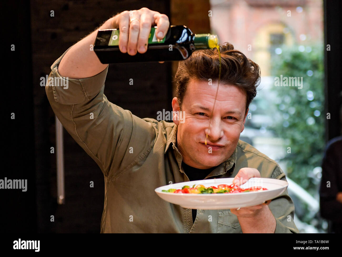 Amburgo, Germania. 6 dicembre, 2017. La chef inglese Jamie Oliver cuochi in cucina culinario scuola di Amburgo, Germania, 6 dicembre 2017. Oliver ha anche presentato il suo libro "5 ingredienti   Quick & Easy Ricette". Credito: Axel Heimken/dpa | in tutto il mondo di utilizzo/dpa/Alamy Live News Foto Stock