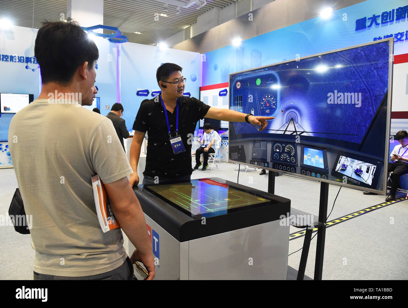 Pechino, Cina. 21 Maggio, 2019. Un membro del personale introduce un intelligente sistema di rilevamento degli ostacoli per i visitatori di Pechino, capitale della Cina, 21 maggio 2019. Xix National Science and Technology Week si terrà dal 19 maggio al 26. In Pechino, il principale luogo dell'evento, più di 410 grandi risultati scientifici e tecnologici nel settore aerospaziale, intelligenza artificiale delle tecnologie dell'informazione e della biotecnologia sono visualizzati. Credito: Ren Chao/Xinhua/Alamy Live News Foto Stock