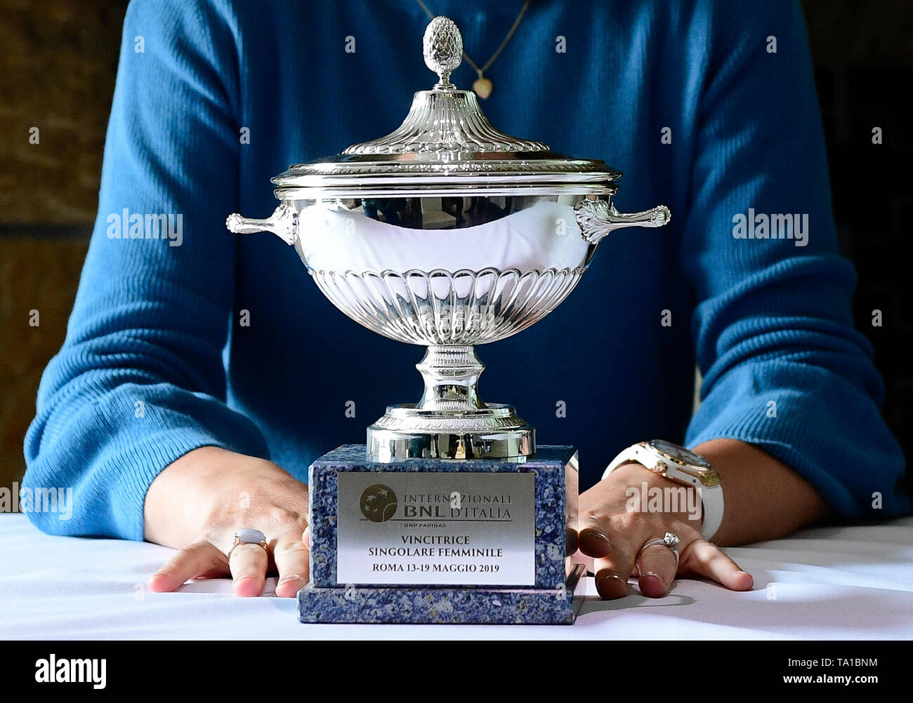Ceca giocatore di tennis Karolina Pliskova mostra il suo trofeo per la vittoria del Internazionali BNL d'Italia nel corso di un incontro con i giornalisti a Praga, nella Repubblica ceca il 21 maggio 2019. (CTK foto/Vondrous Romano) Foto Stock