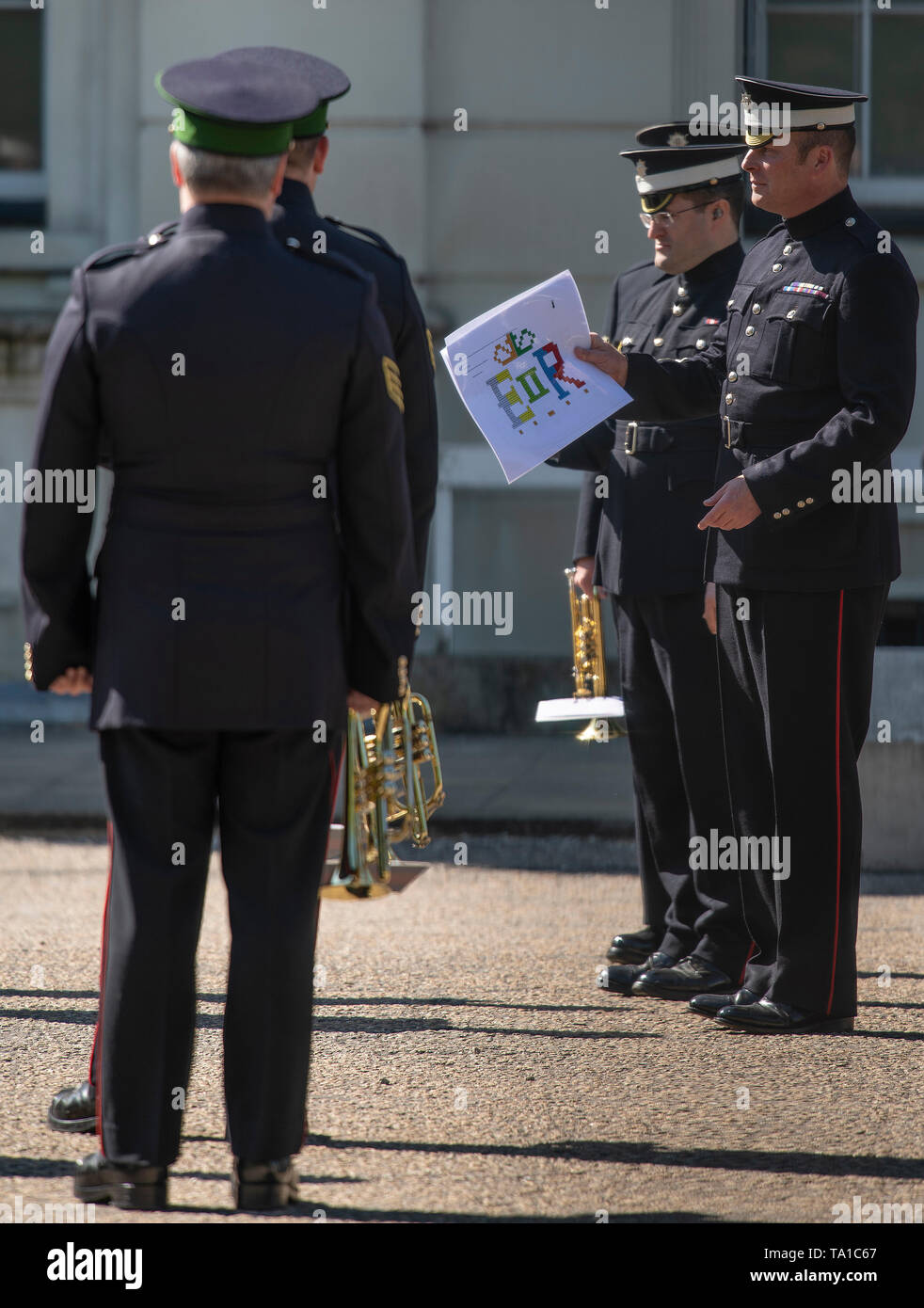 Wellington caserma, Londra, Regno Unito. 21 maggio 2019. I membri delle bande di protezioni pratica di routine di perforazione sulla parata a terra a Wellington caserme in una giornata di sole in preparazione per Trooping il colore che ha luogo il 8 giugno 2019. Credito: Malcolm Park/Alamy Live News. Foto Stock