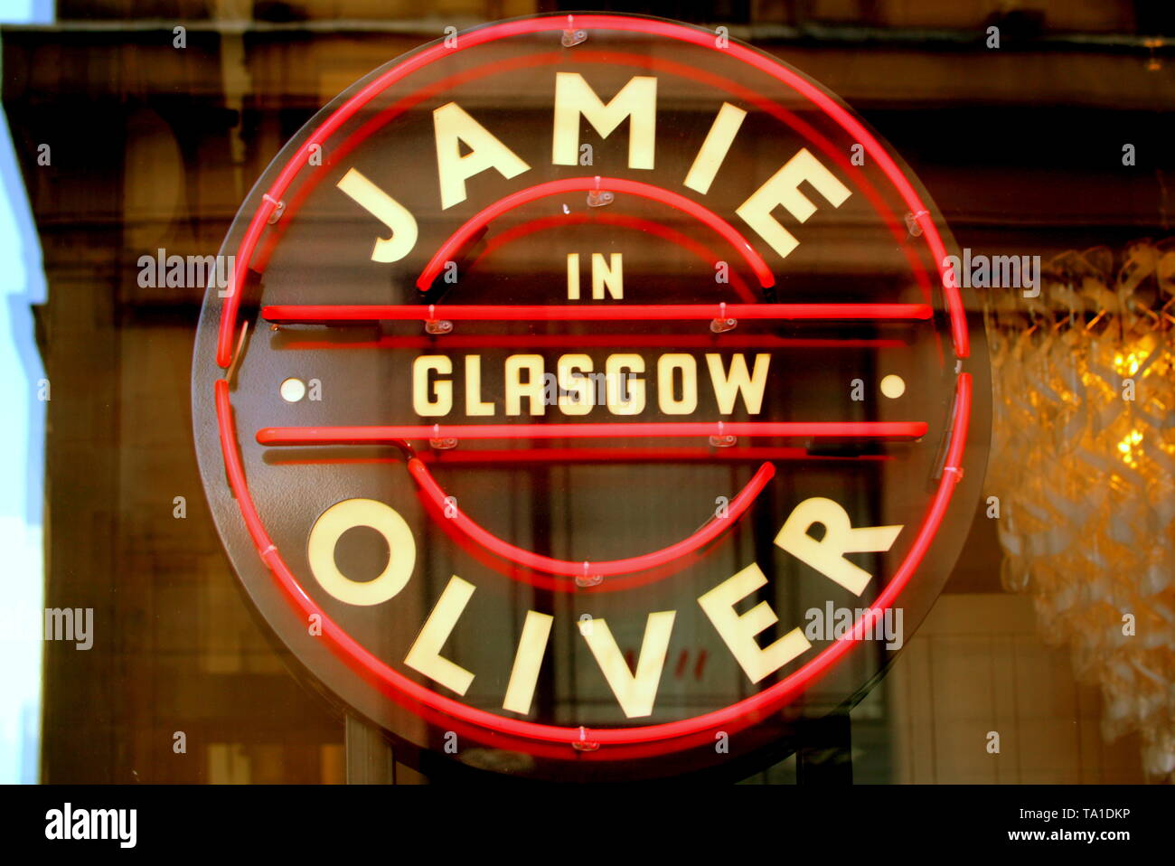 Glasgow, Scotland, Regno Unito 21 maggio, 2019. Jamie Oliver i clienti si è allontanata dopo la lettura del bando di chiusura come pulitori finito fuori chiusi Glasgow Ristorante in George Square in prestigiosa posizione nel centro città. Gerard Ferry/Alamy Live News Foto Stock