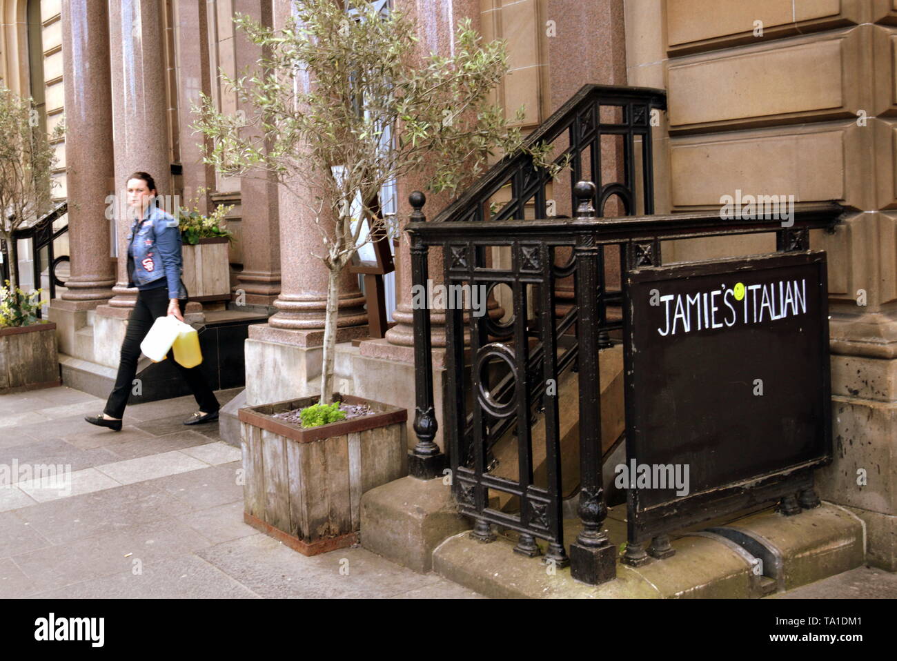 Glasgow, Scotland, Regno Unito 21 maggio, 2019. Jamie Oliver i clienti si è allontanata dopo la lettura del bando di chiusura come pulitori finito fuori chiusi Glasgow Ristorante in George Square in prestigiosa posizione nel centro città. Gerard Ferry/Alamy Live News Foto Stock