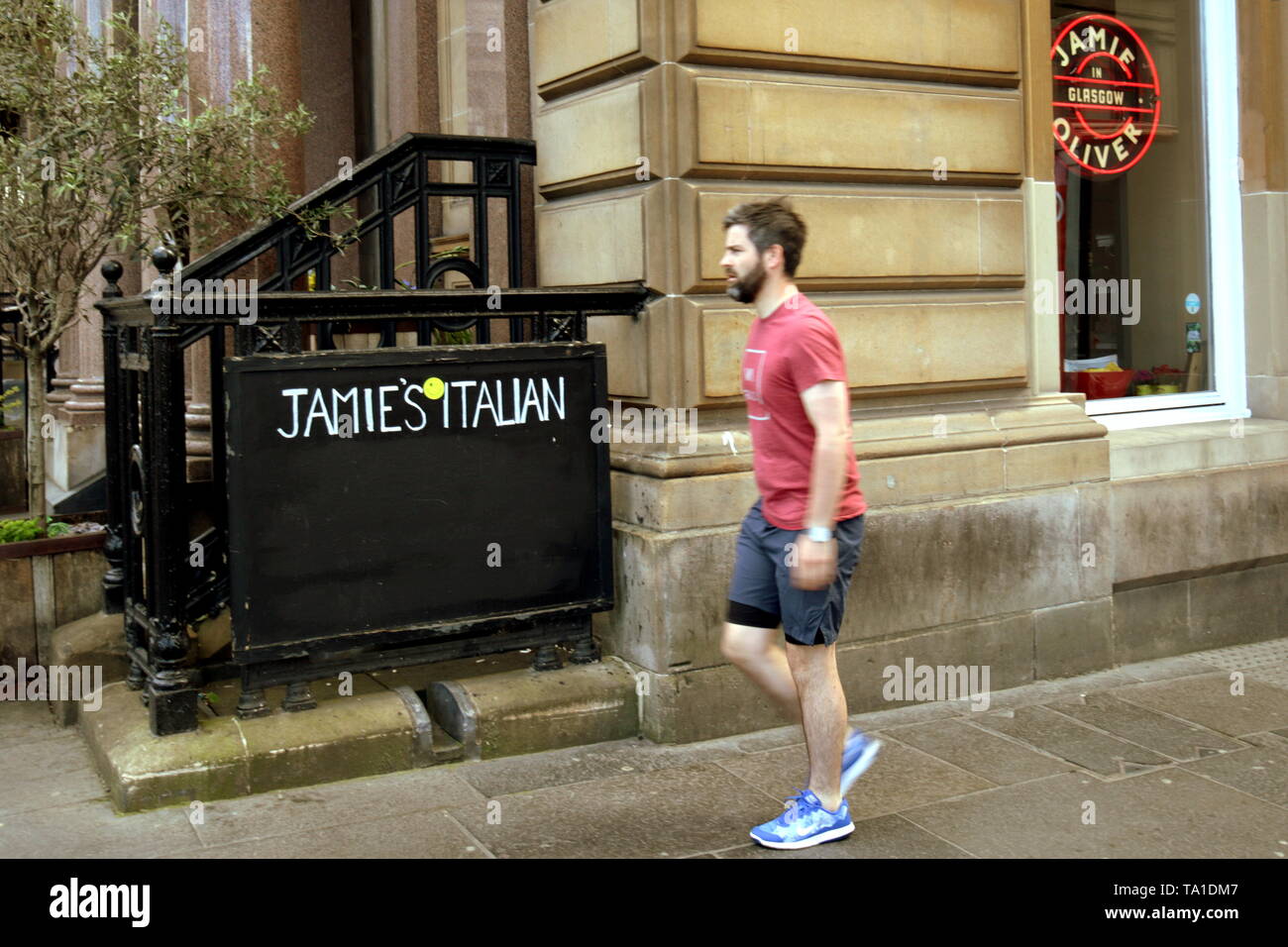 Glasgow, Scotland, Regno Unito 21 maggio, 2019. Jamie Oliver i clienti si è allontanata dopo la lettura del bando di chiusura come pulitori finito fuori chiusi Glasgow Ristorante in George Square in prestigiosa posizione nel centro città. Gerard Ferry/Alamy Live News Foto Stock
