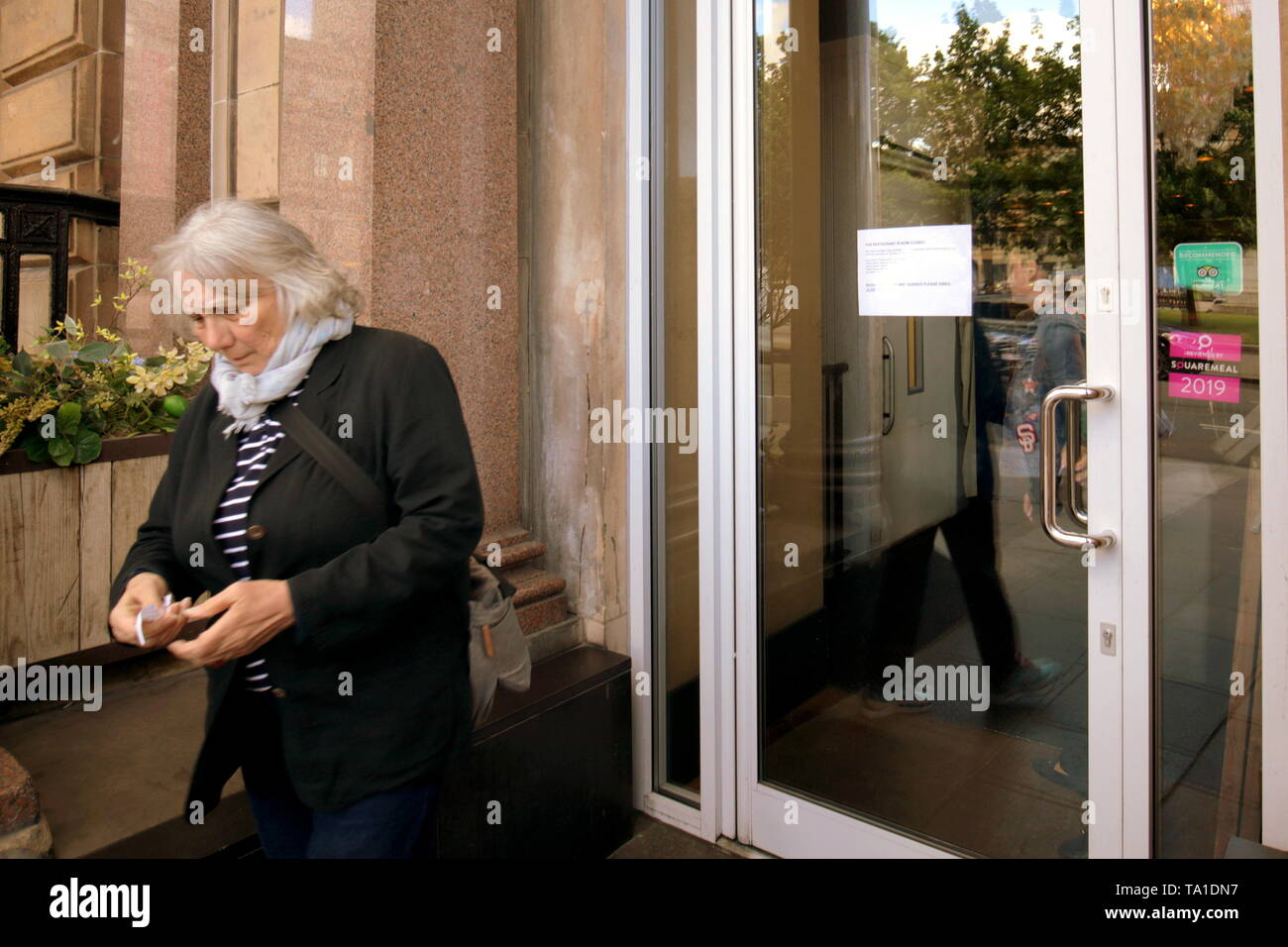 Glasgow, Scotland, Regno Unito 21 maggio, 2019. Jamie Oliver i clienti si è allontanata dopo la lettura del bando di chiusura come pulitori finito fuori chiusi Glasgow Ristorante in George Square in prestigiosa posizione nel centro città. Gerard Ferry/Alamy Live News Foto Stock