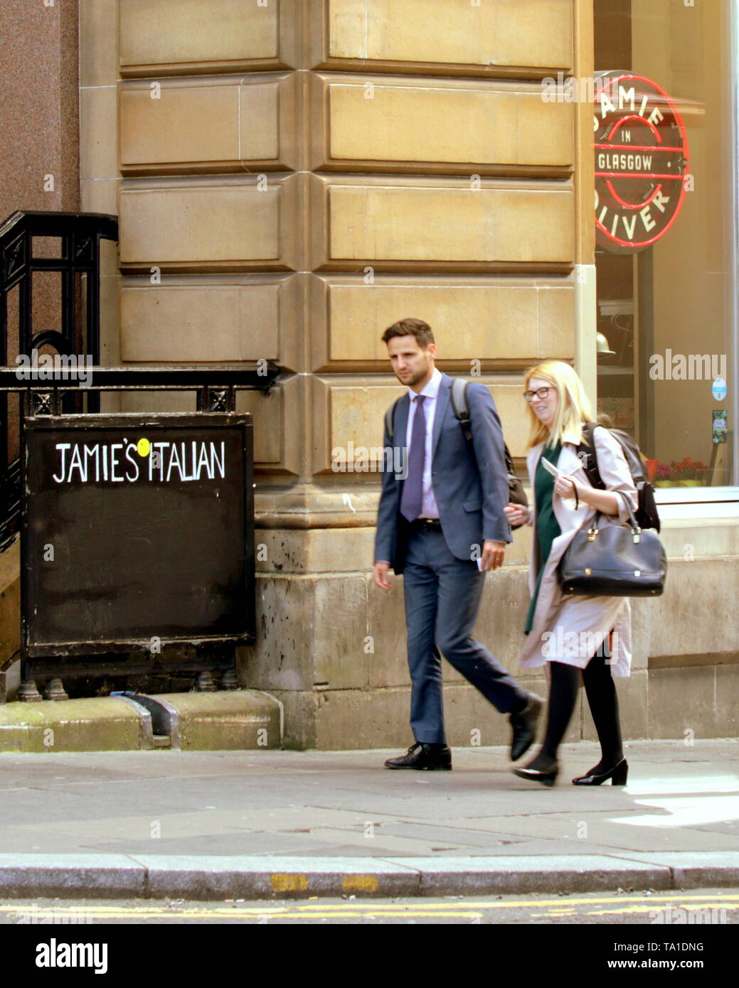 Glasgow, Scotland, Regno Unito 21 maggio, 2019. Jamie Oliver i clienti si è allontanata dopo la lettura del bando di chiusura come pulitori finito fuori chiusi Glasgow Ristorante in George Square in prestigiosa posizione nel centro città. Gerard Ferry/Alamy Live News Foto Stock