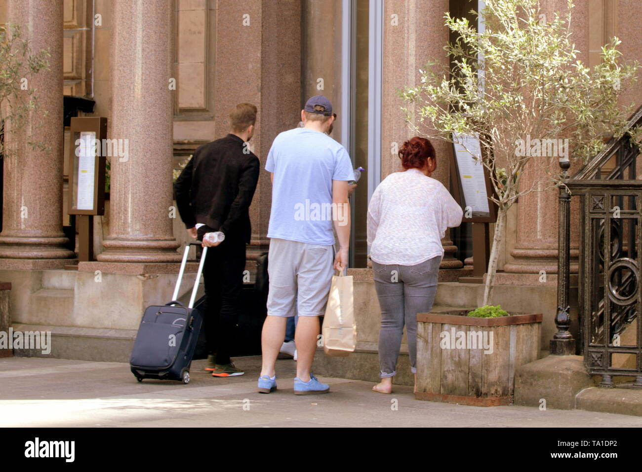Glasgow, Scotland, Regno Unito 21 maggio, 2019. Jamie Oliver i clienti si è allontanata dopo la lettura del bando di chiusura come pulitori finito fuori chiusi Glasgow Ristorante in George Square in prestigiosa posizione nel centro città. Gerard Ferry/Alamy Live News Foto Stock