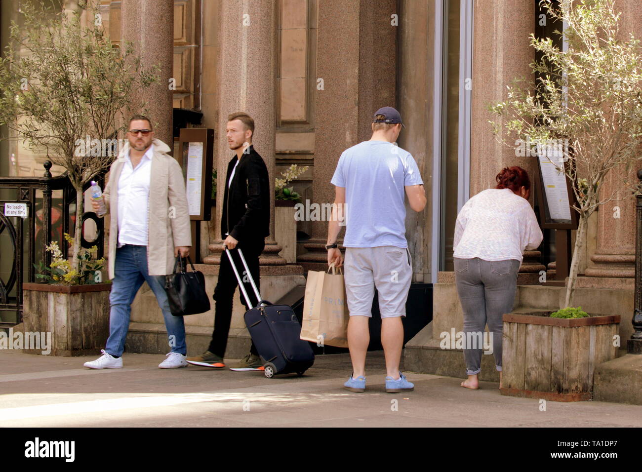 Glasgow, Scotland, Regno Unito 21 maggio, 2019. Jamie Oliver i clienti si è allontanata dopo la lettura del bando di chiusura come pulitori finito fuori chiusi Glasgow Ristorante in George Square in prestigiosa posizione nel centro città. Gerard Ferry/Alamy Live News Foto Stock