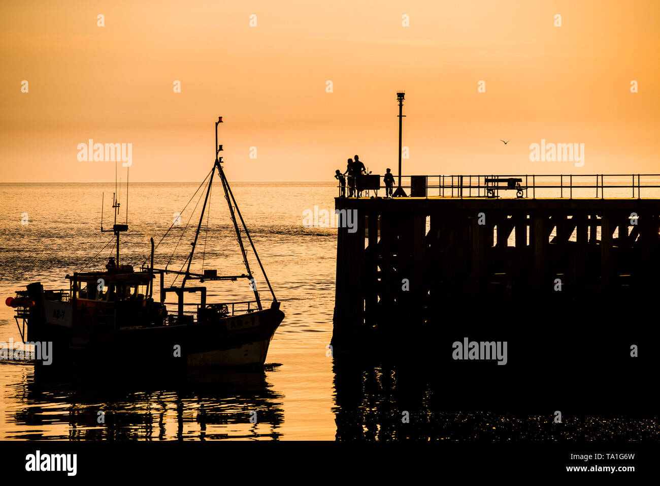 Aberystwyth Wales UK. Martedì 21 Maggio 2019 UK meteo: Costiera barche da pesca si stagliano come tornano a Aberystwyth harbour con l alta marea di sera dopo una giornata fuori la cattura di Cardigan Bay granchi e aragoste. Photo credit: Keith Morris/Alamy Live News Foto Stock