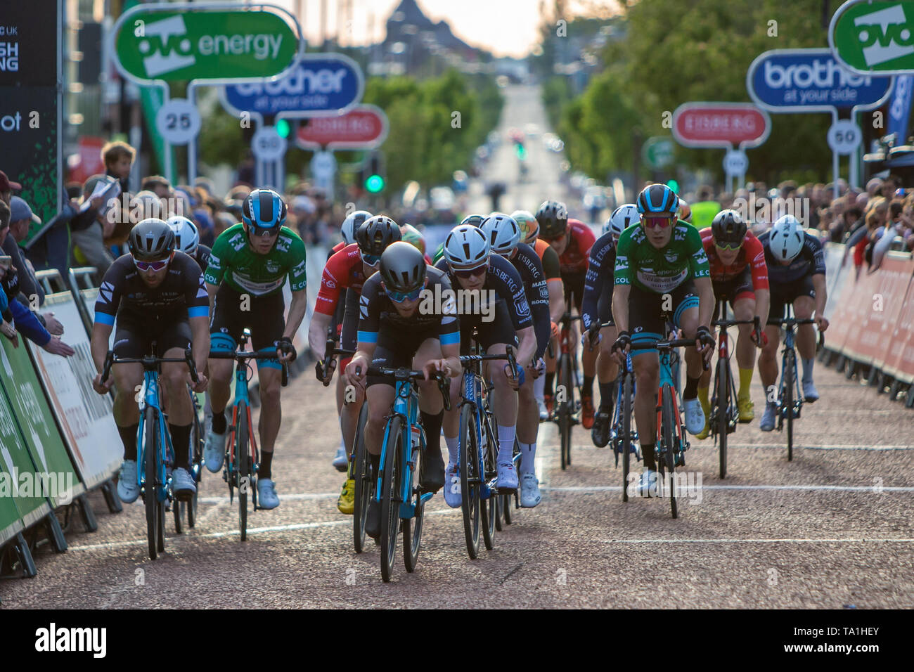 Birkenhead, Merseyside, Regno Unito. 21 Maggio, 2019. OVO energia serie Tour in bicicletta; la mens pack nelle fasi finali di gara Credito: Azione Sport Plus/Alamy Live News Foto Stock