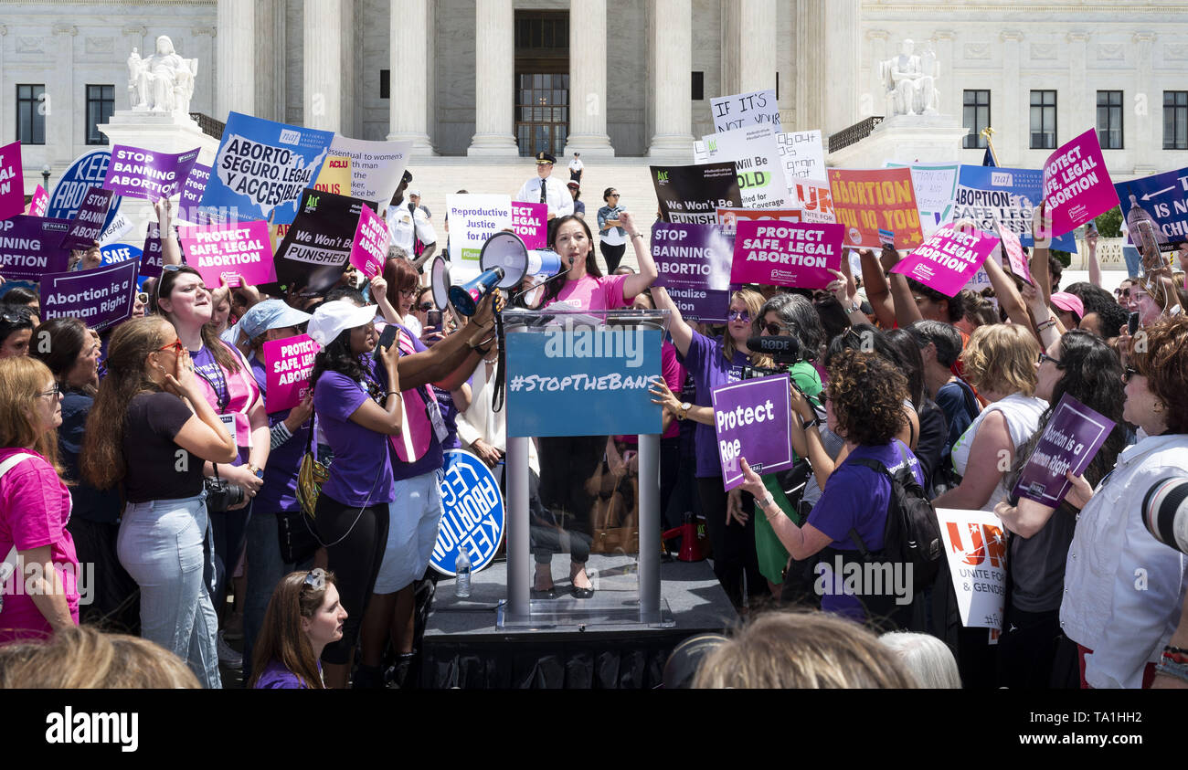 Washington, DC, Stati Uniti d'America. 21 Maggio, 2019. Il dott. LEANA WEN, Presidente del Planned Parenthood Federation of America e del Planned Parenthood Action Fund, parlando al ''Stop i divieti giorno di azione per i diritti dell'aborto " rally di fronte alla Corte suprema di Washington il 21 maggio 2019. Credito: Michael Brochstein/ZUMA filo/Alamy Live News Foto Stock