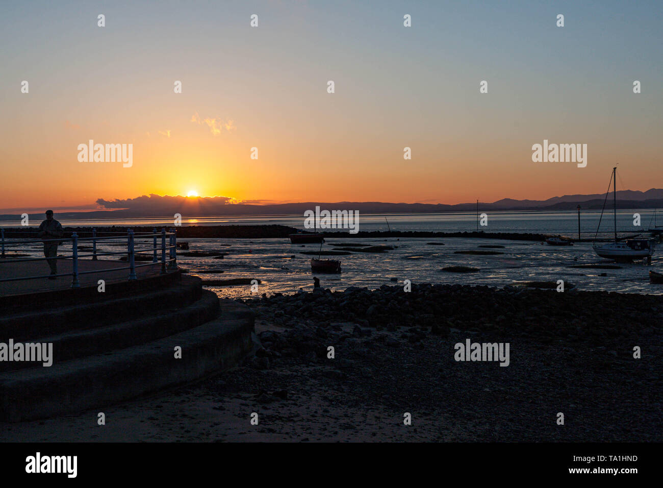 Morecambe Lancashire, Regno Unito. 21 Maggio, 2019. Un'altra bella giornata di primavera volge al termine con un glorioso tramonto sulla baia di Morecambe. Come il sole scende una brezza inizia a soffiare lungo il raffreddamento prom la sera temperature. Credito: fotografare Nord/Alamy Live News Foto Stock