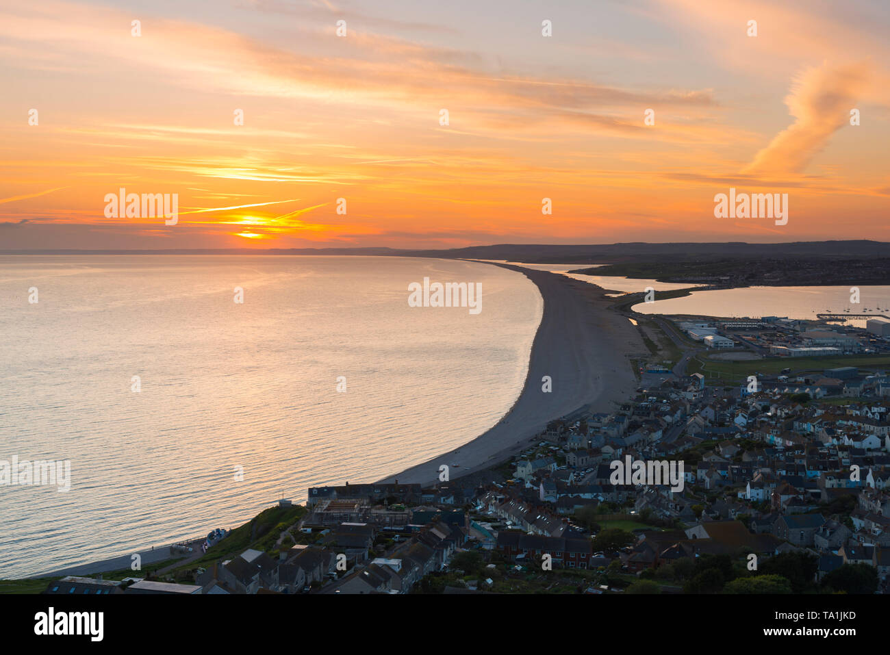 Portland, Dorset, Regno Unito. 21 Maggio, 2019. Regno Unito Meteo. Vista da Portland altezze sull'isola di Portland nel Dorset al tramonto con una vista ovest attraversando Fortuneswell e lungo Chesil Beach e la laguna della flotta alla fine di un giorno caldo e soleggiato. Credito Foto: Graham Hunt/Alamy Live News Foto Stock