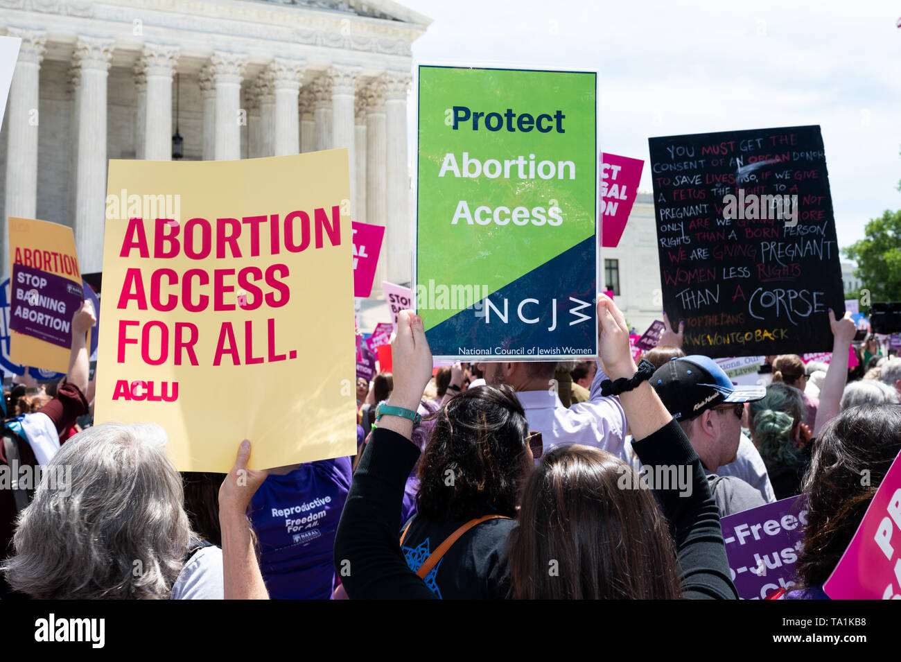 Manifestanti hanno visto holding cartelloni durante il 'Stop i divieti giornata di azione per aborto diritti " rally di fronte alla Corte suprema di Washington DC. Foto Stock