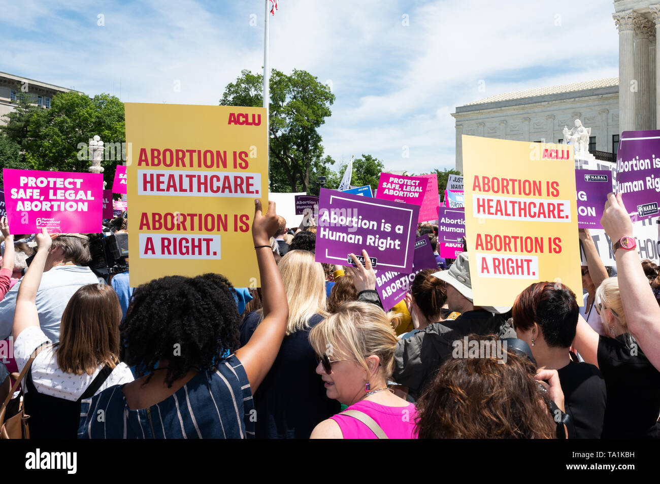 Manifestanti hanno visto holding cartelloni durante il 'Stop i divieti giornata di azione per aborto diritti " rally di fronte alla Corte suprema di Washington DC. Foto Stock