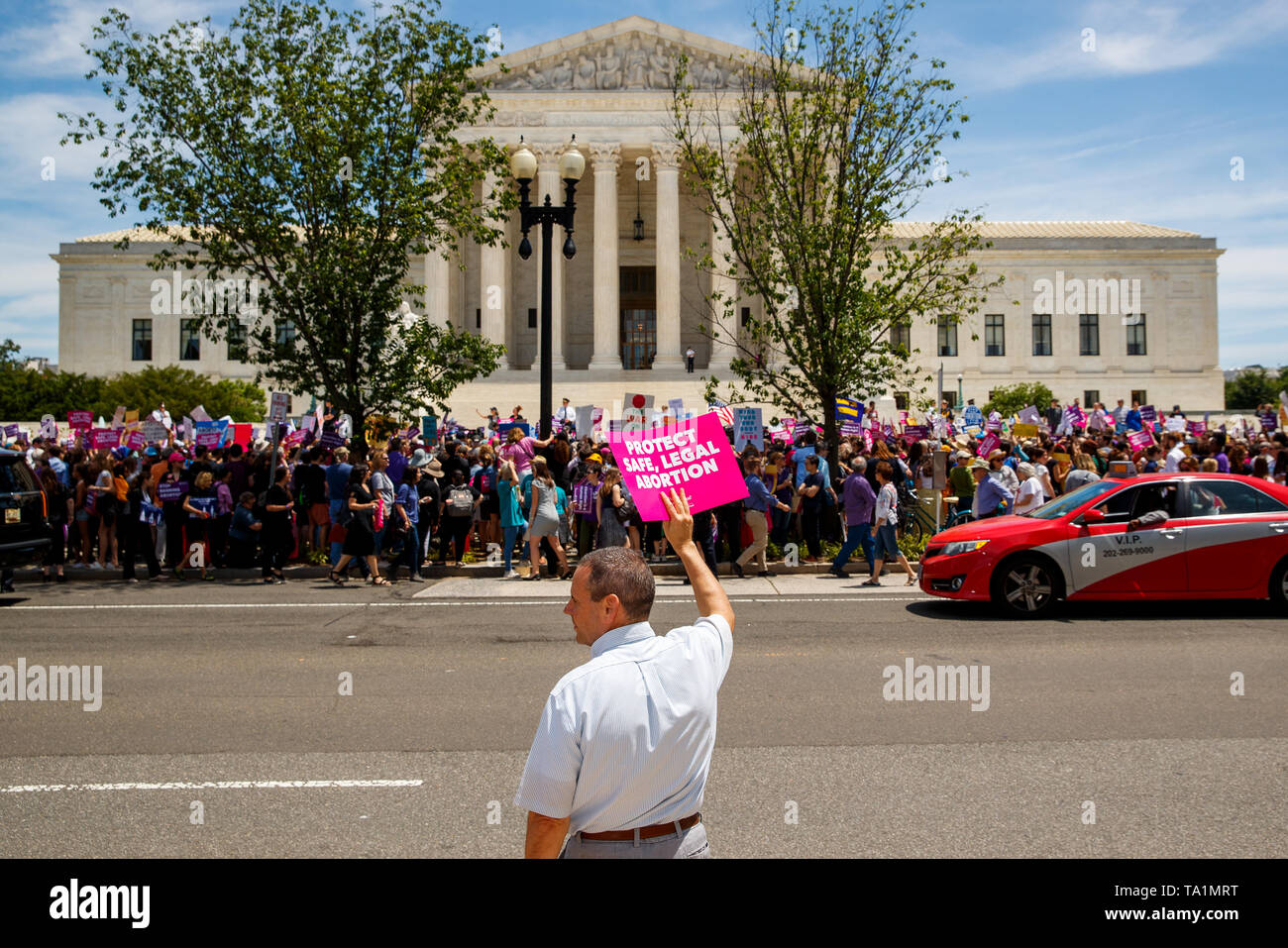 Pechino, Cina. 21 Maggio, 2019. La gente protesta durante una manifestazione chiamata per aborto diritti al di fuori degli STATI UNITI La Corte suprema di Washington, DC 21 maggio 2019. Alabama promulgata una nuova legge di recente il divieto a tutti gli aborti, tranne nei casi in cui sia in pericolo la vita della madre. È il più recente stato entrare a far parte del campo per effettuare un aborto illegale da tempo come presto come rilevato del battito cardiaco fetale, circa sei settimane di gestazione. Credito: Ting Shen/Xinhua/Alamy Live News Foto Stock