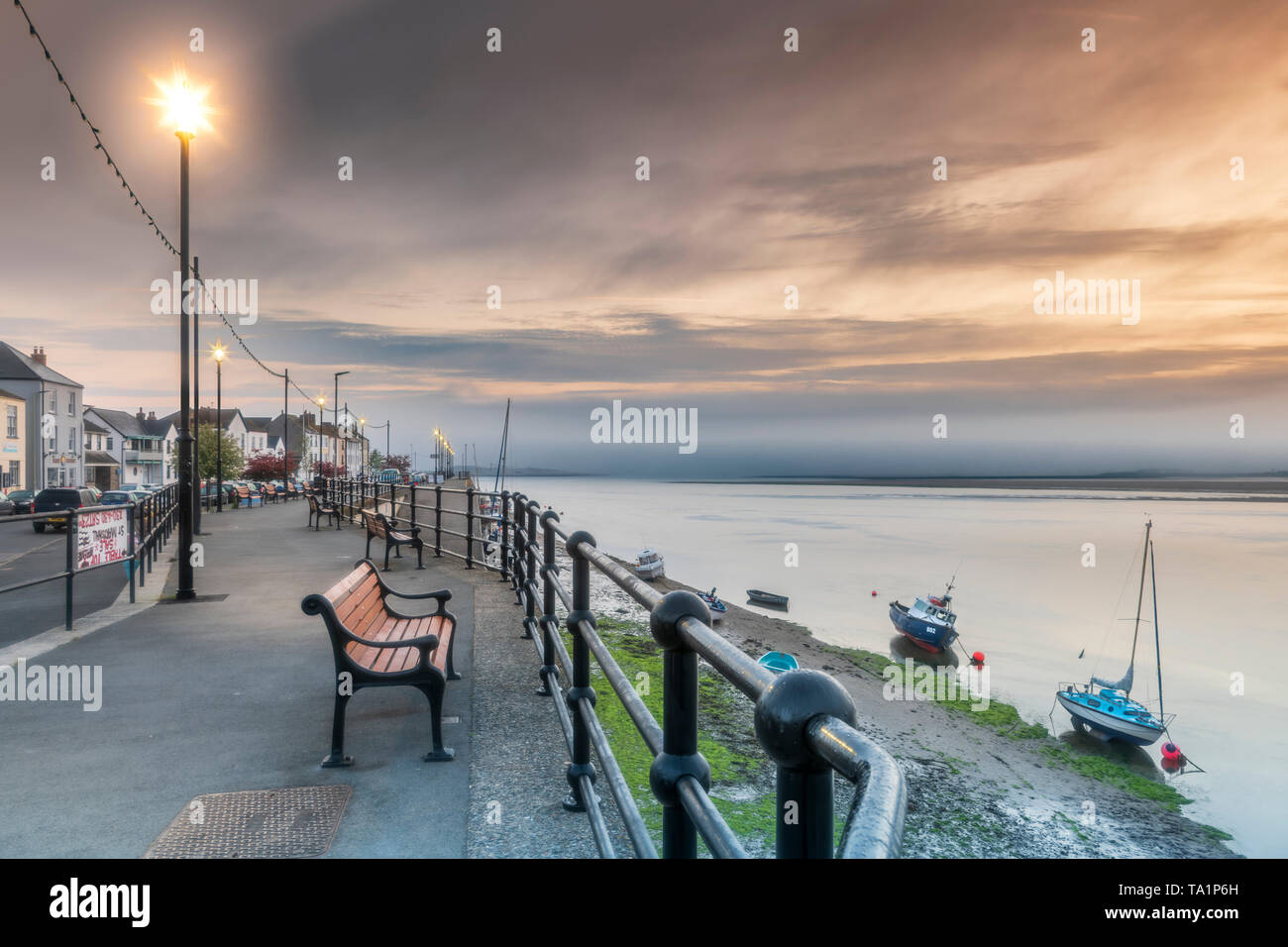 Appledore, North Devon. 22 maggio 2019. Regno Unito - Previsioni del tempo - Mercoledì 22 Maggio 2019. All'alba di un velo di nebbia inizia a muoversi lungo il fiume Torridge estuary a Appledore. Il cielo coperto per iniziare la giornata in North Devon è previsione per dare modo al sole più tardi nella giornata. Credito: Terry Mathews/Alamy Live News Foto Stock