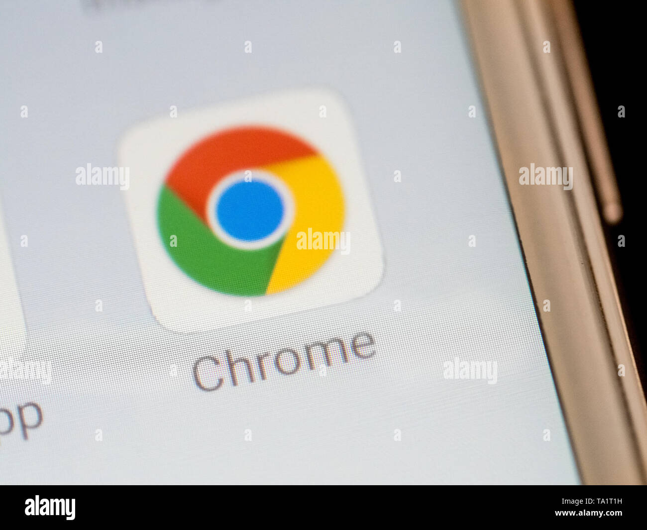 Mosca, Russia - 16 ottobre 2018. Google Chrome applicazione icona sulla schermata dello smartphone di close-up. Close-up shot di Google Chrome mobile app da Google Foto Stock