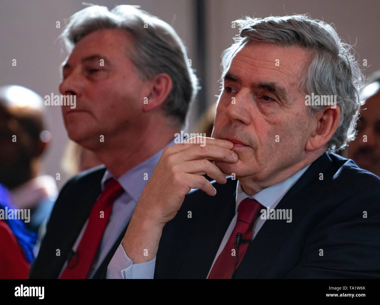 Ex primo ministro Gordon Brown e Richard Leonard (l) al momento del lancio di scozzese del lavoro elezioni europee campagna presso il faro in Glasgow ,ma Foto Stock