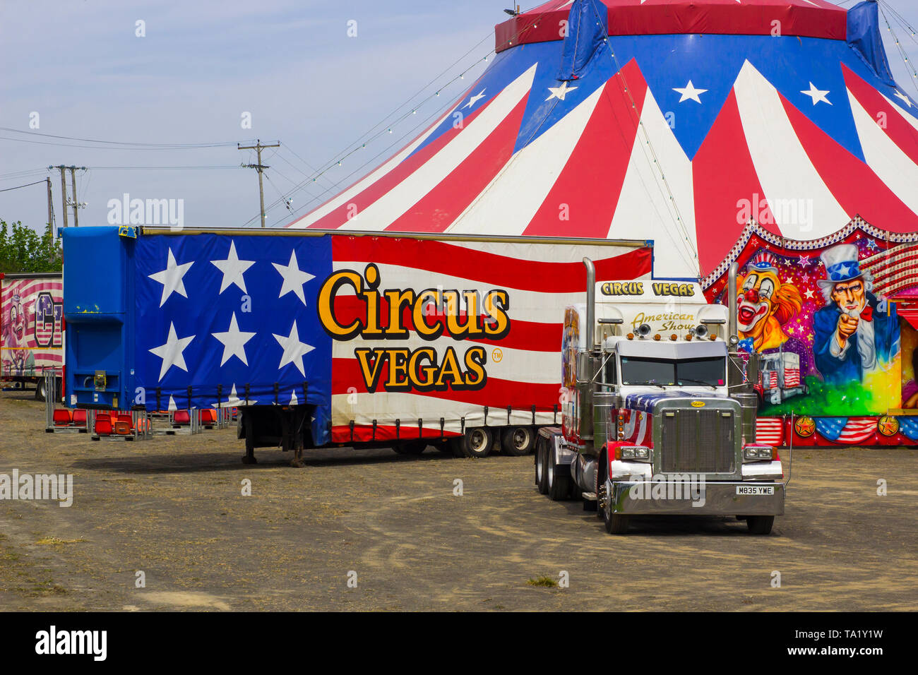 Il 15 maggio 2019 il rosso, bianco e blu Big Top del viaggio American Circus in Irlanda con le stelle e strisce circondato dagli esecutori carav Foto Stock