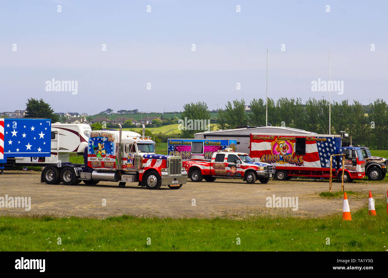 Il 15 maggio 2019 il rosso, bianco e blu Big Top del viaggio American Circus in Irlanda con le stelle e strisce circondato dagli esecutori carav Foto Stock