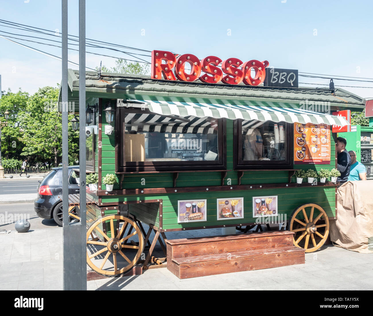 Rosso barbeque, un carrello vendono hamburger, hot dog e patatine fritte e altri snacked calda nella zona vecchia della città del centro di Bucarest, Romania Foto Stock