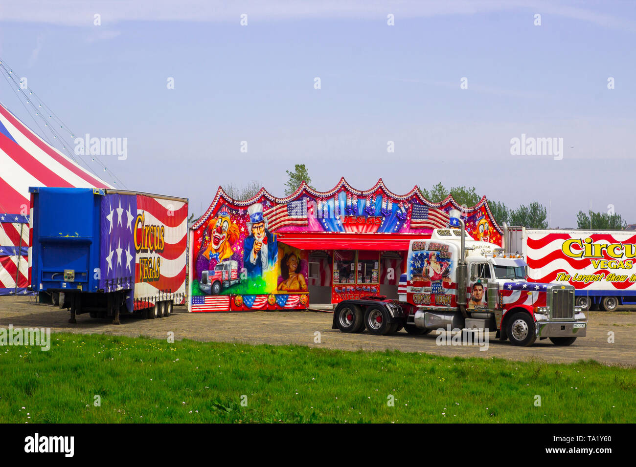 Il 15 maggio 2019 il rosso, bianco e blu di veicoli e rimorchi di viaggio American Circus in Irlanda con le stelle e strisce circondato dal PE Foto Stock