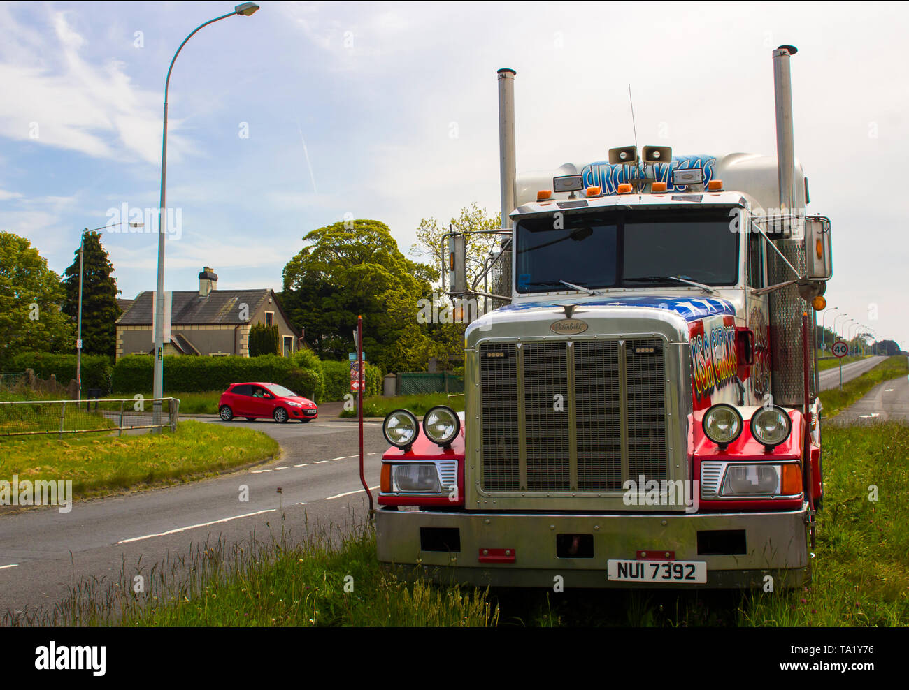 15 maggio 2019 un hugh Peterbilt articolato della cabina del trattore utilizzato da un americano Circus in tour ie parcheggiato su una strada a doppia carreggiata centrale di prenotazione in Ba Foto Stock