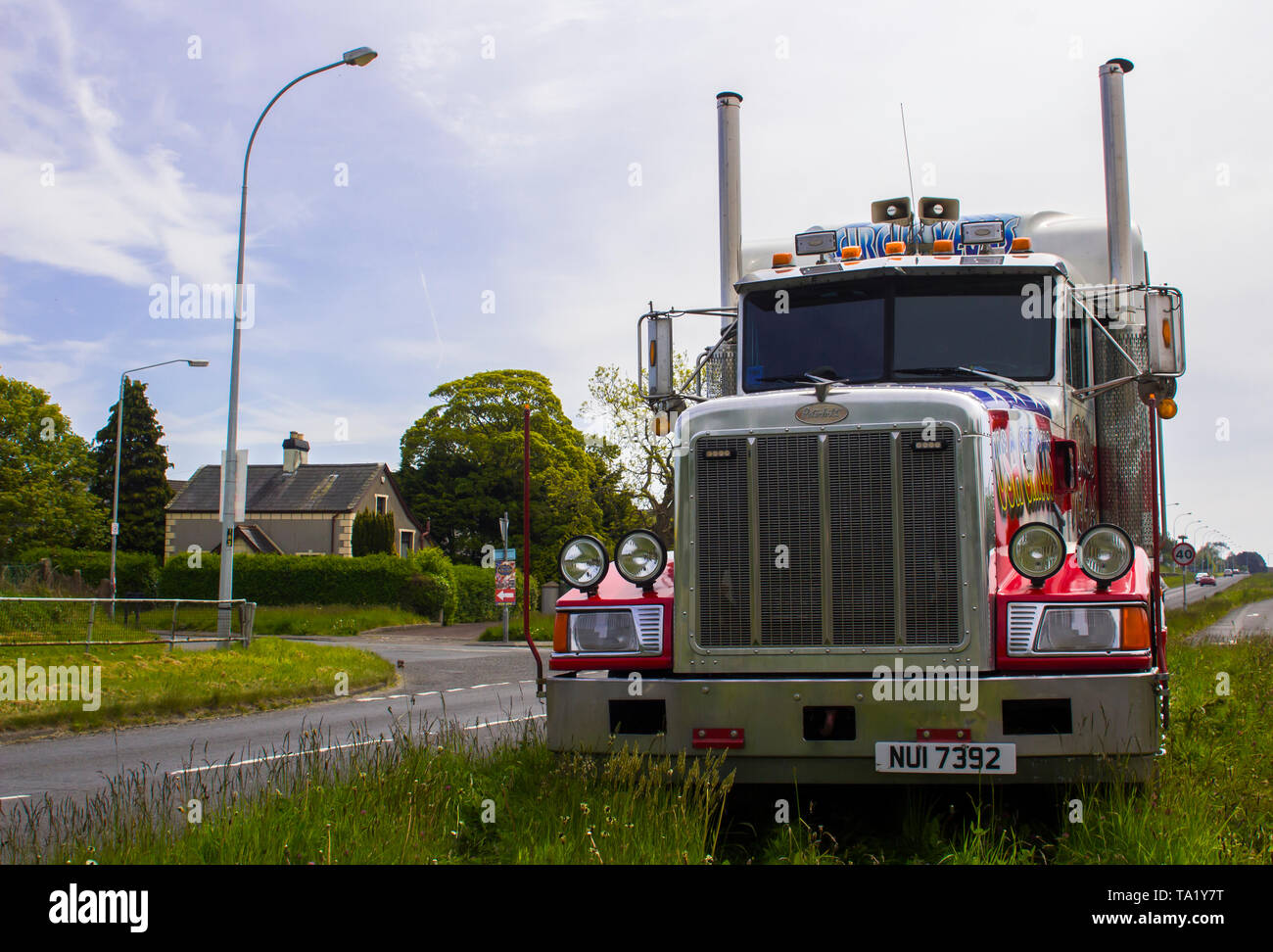 15 maggio 2019 un hugh Peterbilt articolato della cabina del trattore utilizzato da un americano Circus in tour ie parcheggiato su una strada a doppia carreggiata centrale di prenotazione in Ba Foto Stock