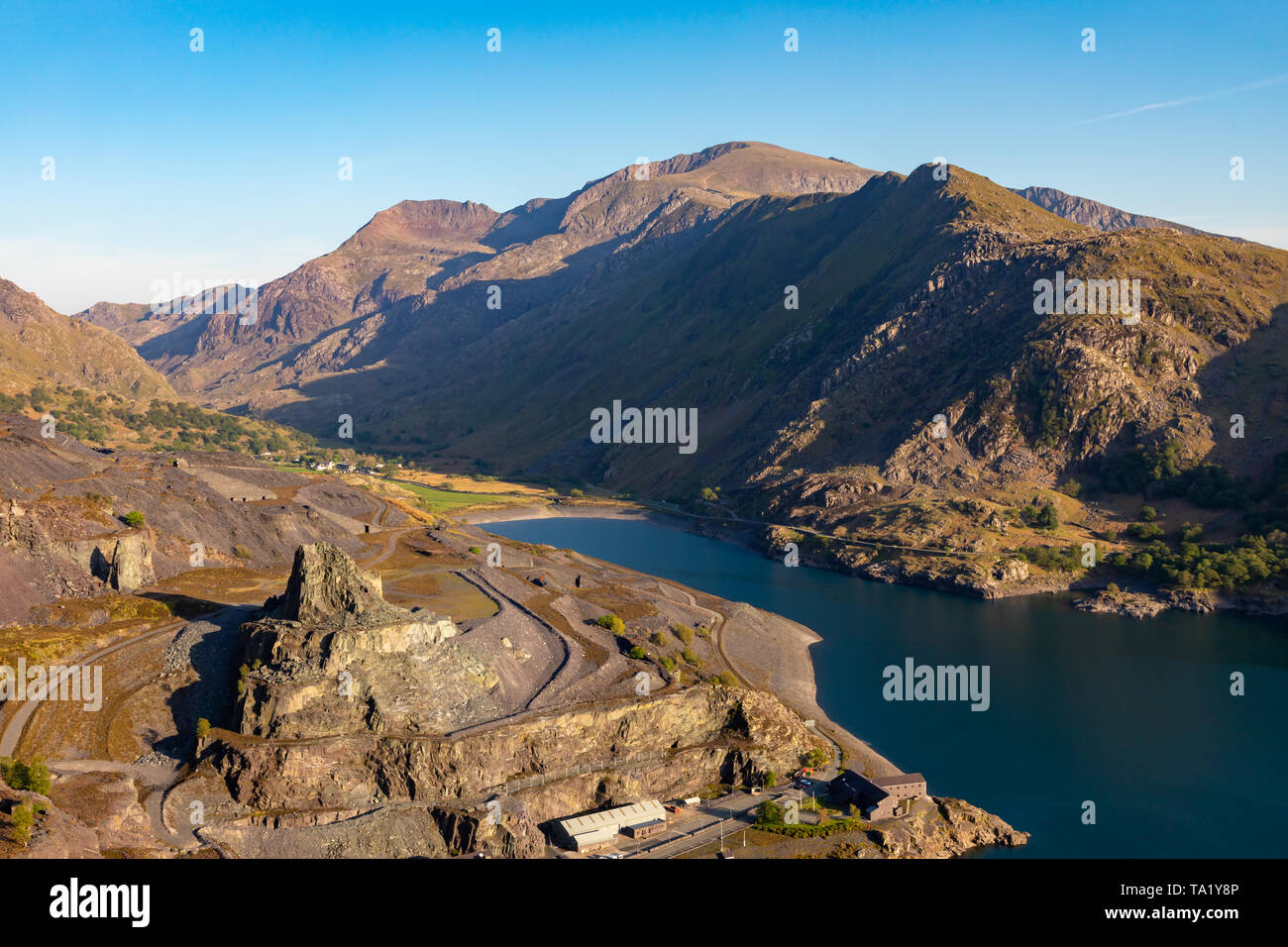 Llanberis Gwnedd Galles Maggio 13, 2019 Vista di Mount Snowdon, mostrando Llyn Peris e l'enorme Dinorwig cava di ardesia Foto Stock