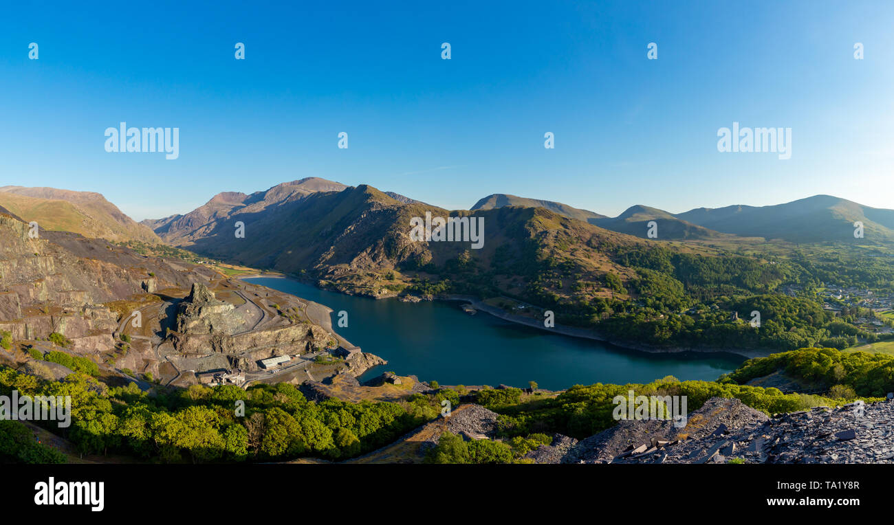 Llanberis Gwnedd Galles Maggio 13, 2019 Vista di Mount Snowdon, mostrando Llyn Peris e l'enorme Dinorwig cava di ardesia Foto Stock