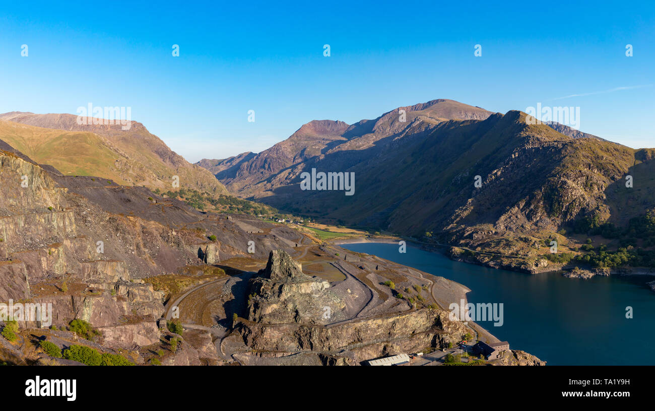 Llanberis Gwnedd Galles Maggio 13, 2019 Vista di Mount Snowdon, mostrando Llyn Peris e l'enorme Dinorwig cava di ardesia Foto Stock