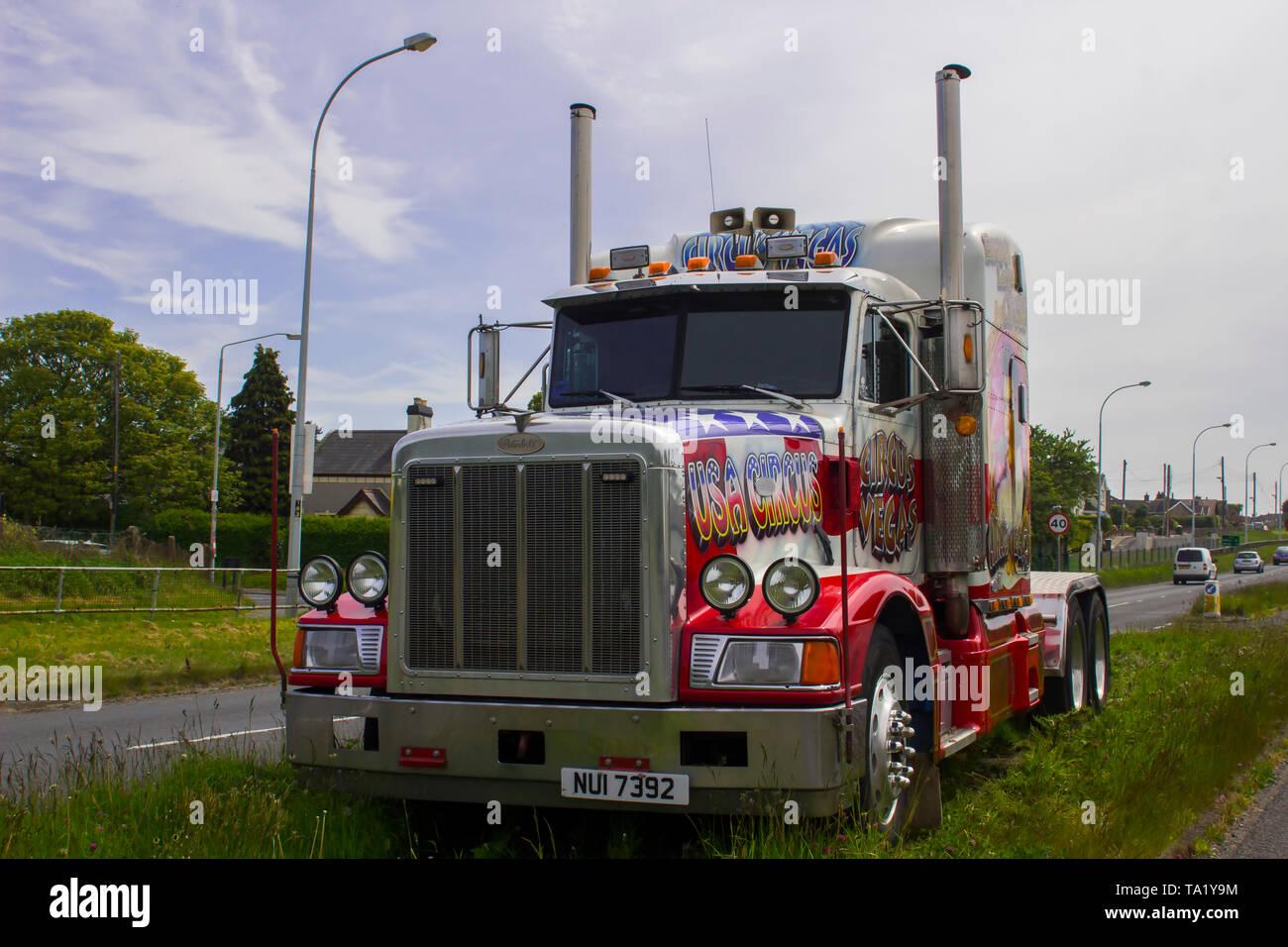 15 maggio 2019 un hugh Peterbilt articolato della cabina del trattore utilizzato da un americano Circus in tour ie parcheggiato su una strada a doppia carreggiata centrale di prenotazione in Ba Foto Stock
